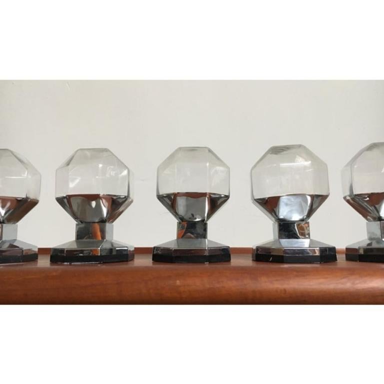 Seltene Decken- oder Wandleuchten aus den 60er / 70er Jahren, entworfen von Motoko Ishii für den berühmten Hersteller Staff Leuchten, Deutschland.

Kleine, aber ungewöhnliche Lampen aus Chrom und Glas. Die Form besticht durch ihre Ecken, Kanten und