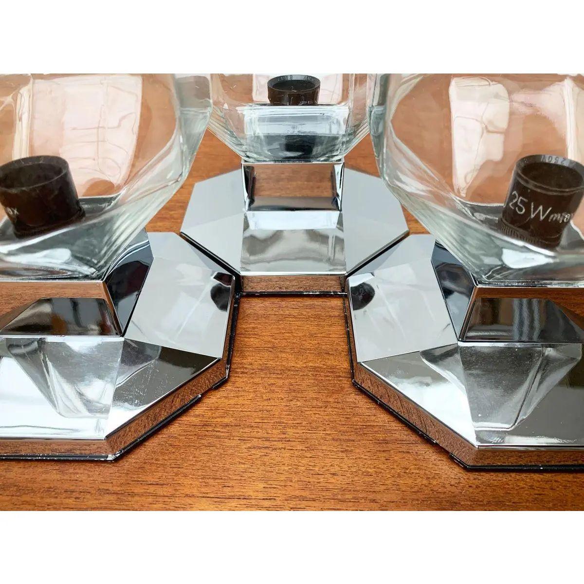 Seltene Decken- oder Wandleuchten aus den 60er/70er Jahren, entworfen von Motoko Ishii für den bekannten Hersteller Staff Leuchten, Deutschland.

Kleine, aber ungewöhnliche Lampen aus Chrom und Glas. Die Form besticht durch ihre Ecken, Kanten und