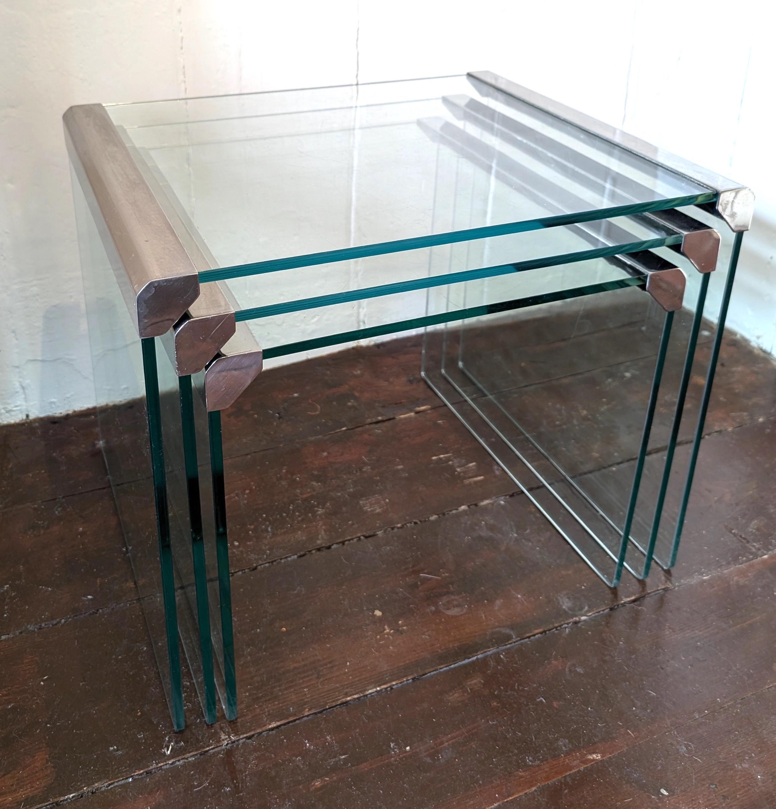 Juego modernista de tres mesas de centro de cristal y acero, por Galotti & Radice, Italia, años 70.
Las tapas de cristal tienen algunos arañazos, sobre todo la más pequeña (mira el vídeo para ver mejor los arañazos), pero siguen teniendo un aspecto