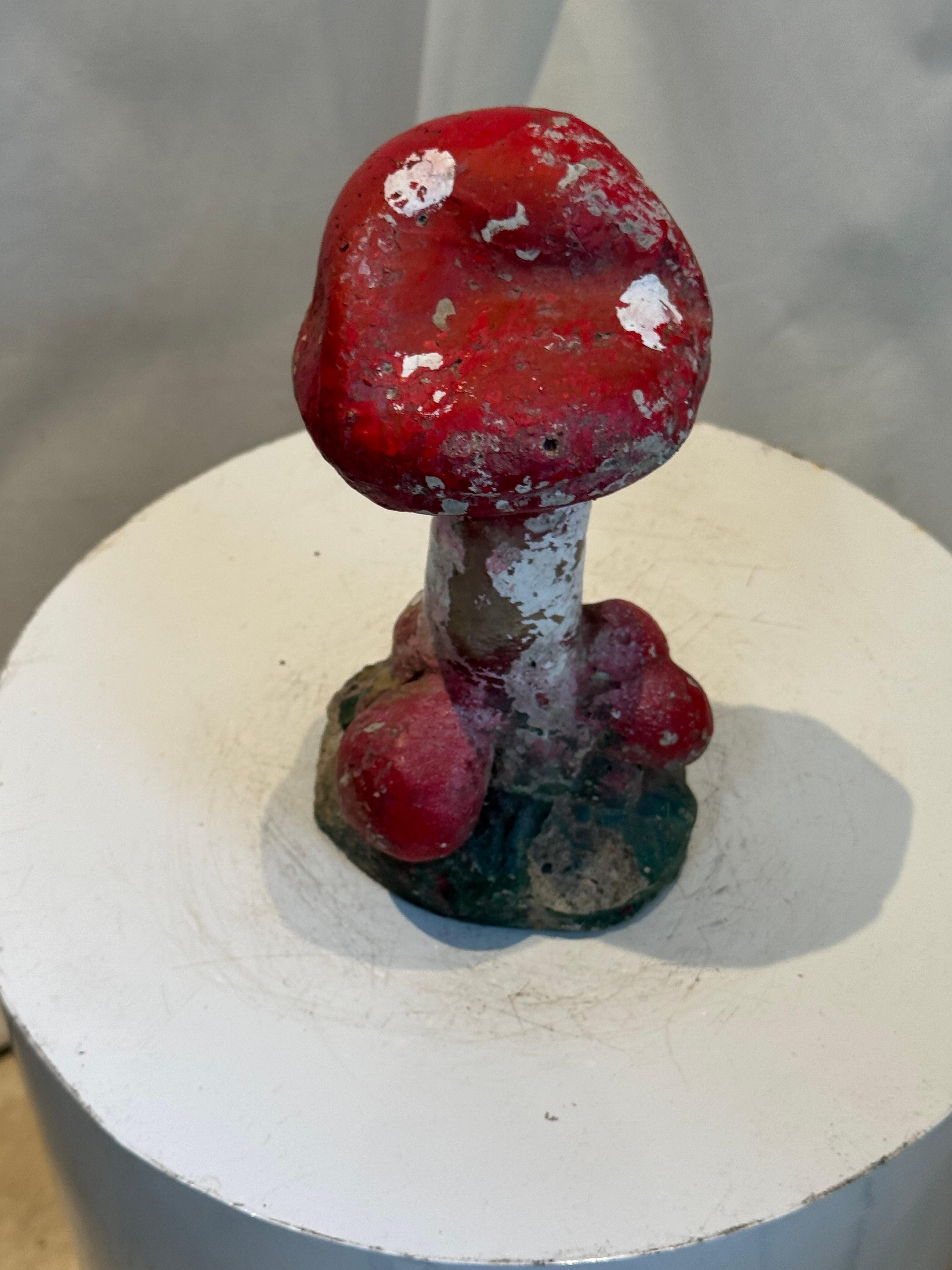 Apportez un charme intemporel et une touche de fantaisie de forêt enchantée à votre maison ou à votre jardin avec cet ensemble de trois sculptures vintage de champignons en béton peintes à la main. Chaque champignon du trio présente une forme et un