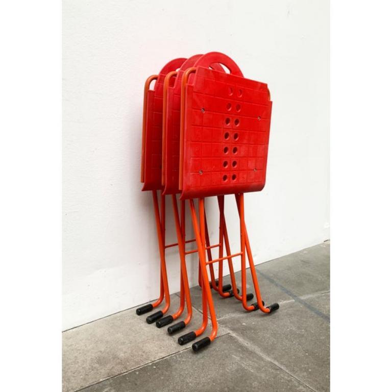 Postmoderne Klappstühle des italienischen Herstellers Segis nach einem Entwurf von Carlo Bimbi und Nilo Gioacchini aus den 80er Jahren.

Ein Entwurf, der stark von einer postmodernen Formensprache und Materialität geprägt ist. Die Oberflächen sind