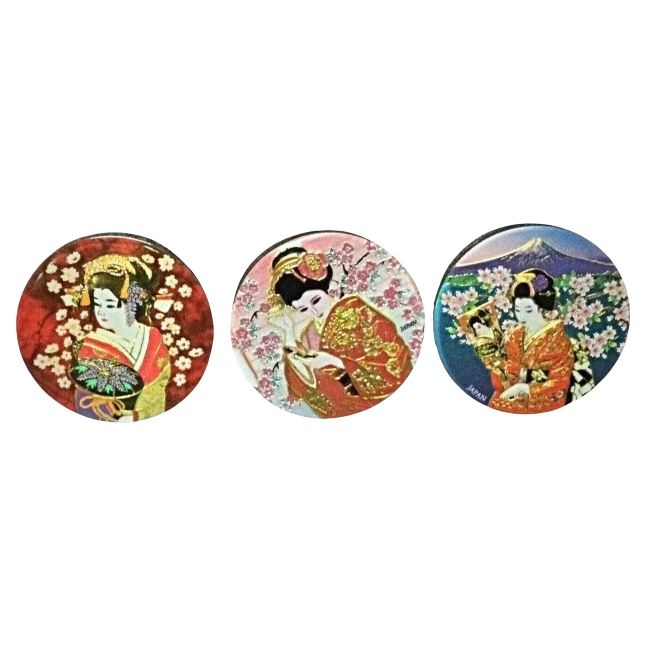 Erweitern Sie Ihre Sammlung mit diesem Set aus 3 japanischen Vintage-Magneten. Jeder Magnet zeichnet sich durch lebendige und detaillierte Designs aus, die den Charme der klassischen japanischen Ästhetik widerspiegeln. Diese Magnete sind in