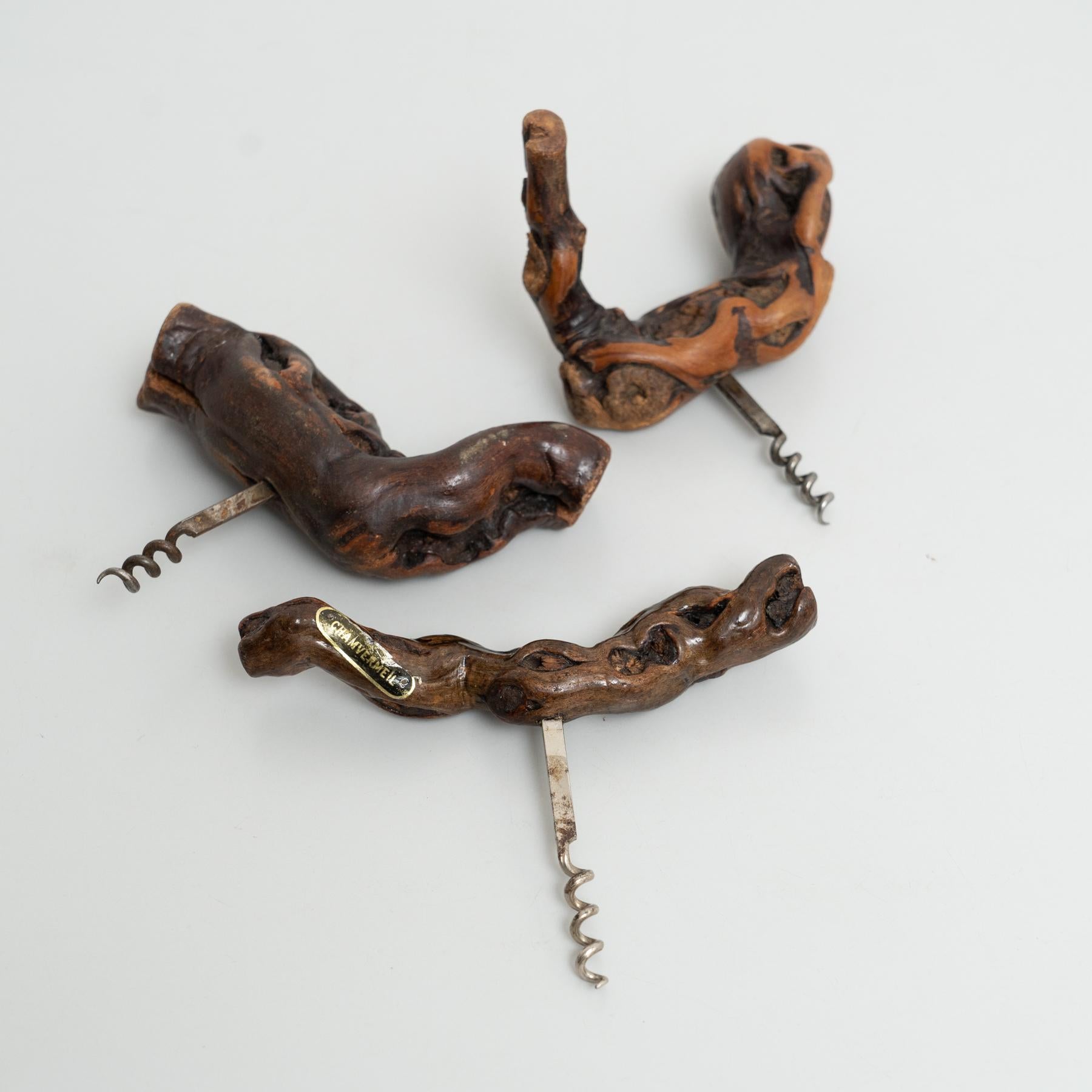 This exceptional set of corkscrews was handcrafted in the 1930s by the renowned French artisan Laurent Siret, who worked from his workshop in Rochefort-sur-Loire. Made from rich brown vine wood, each corkscrew carries a unique rustic charm,