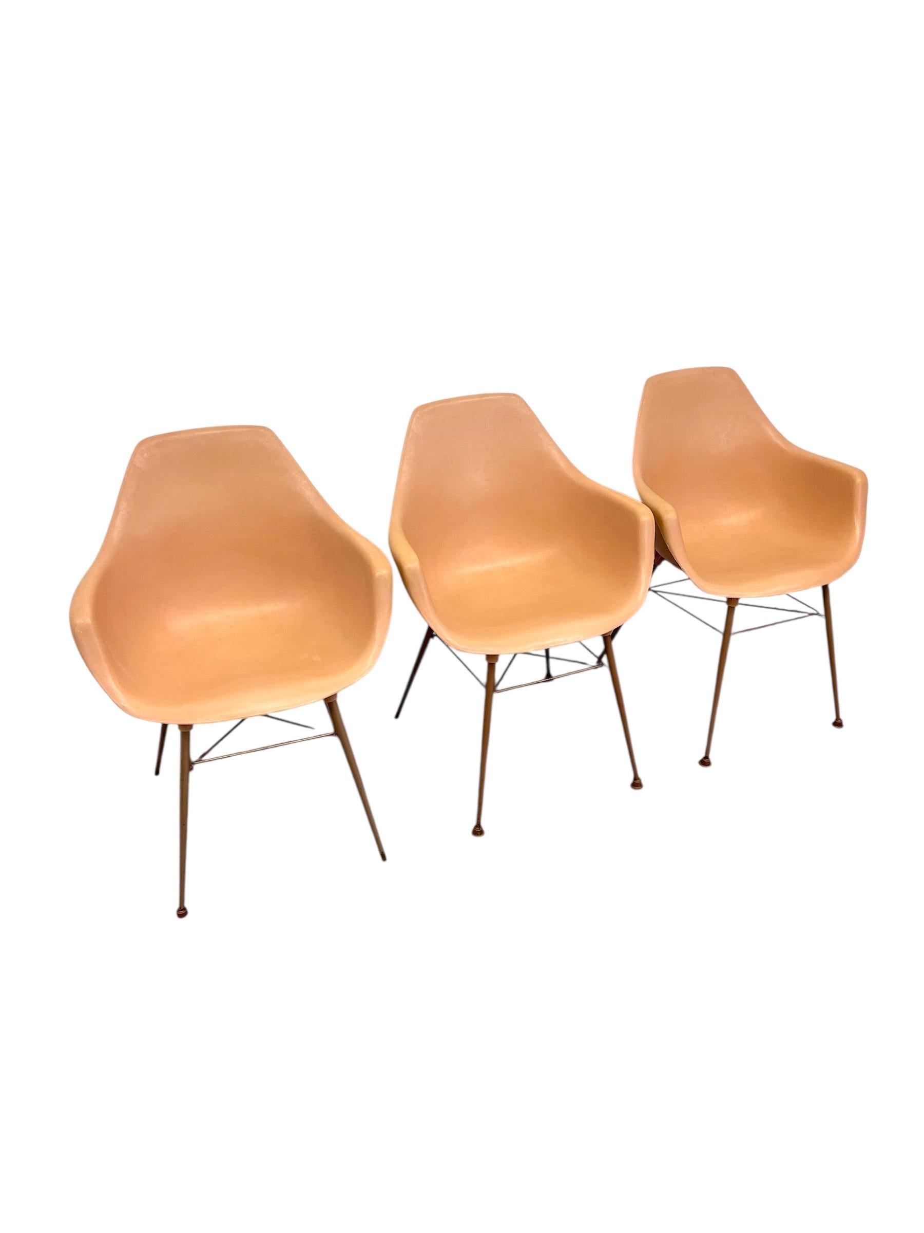 3er-Set Vintage-Sessel aus der Mitte des Jahrhunderts in Lachsrosa im Zustand „Gut“ im Angebot in Seattle, WA