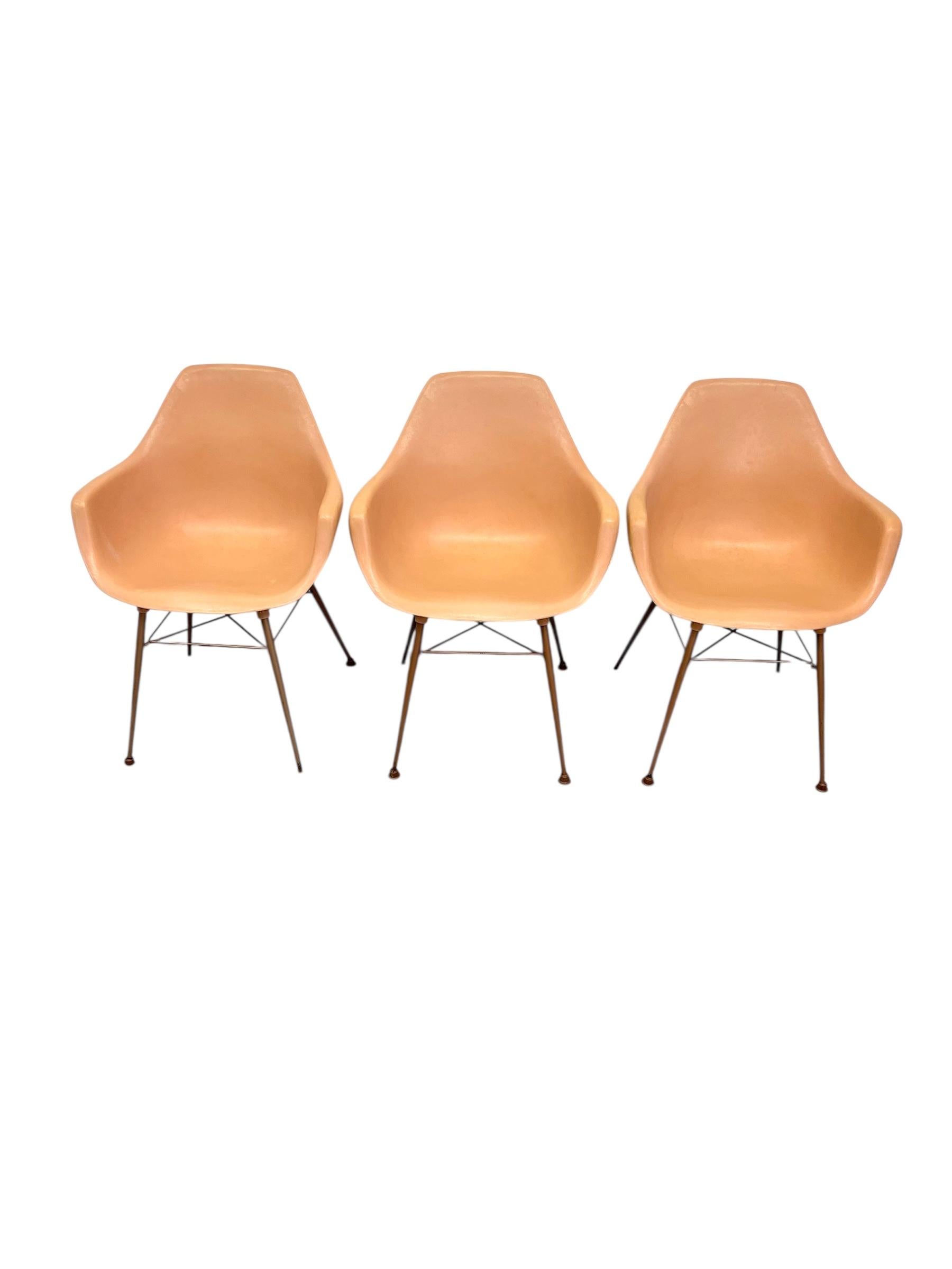 3er-Set Vintage-Sessel aus der Mitte des Jahrhunderts in Lachsrosa (Mitte des 20. Jahrhunderts) im Angebot