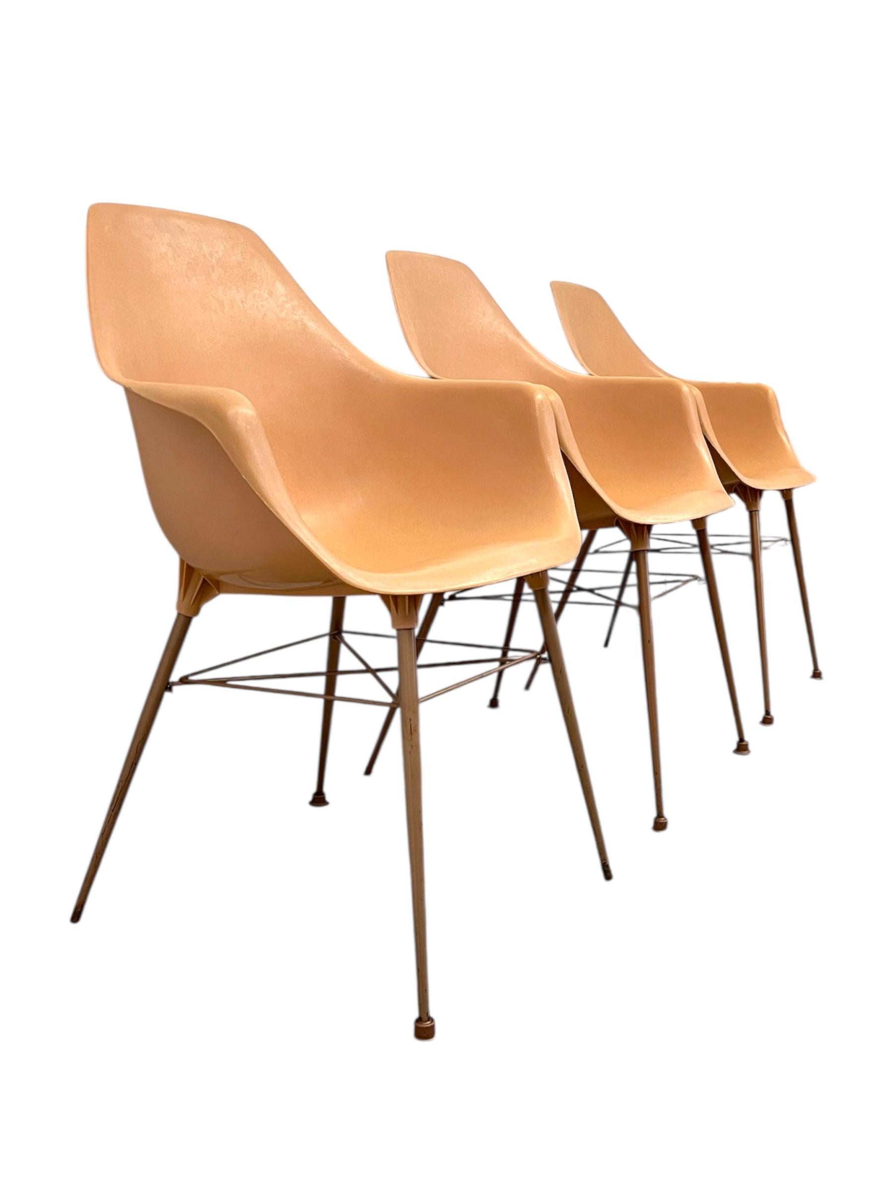 3er-Set Vintage-Sessel aus der Mitte des Jahrhunderts in Lachsrosa im Angebot 1