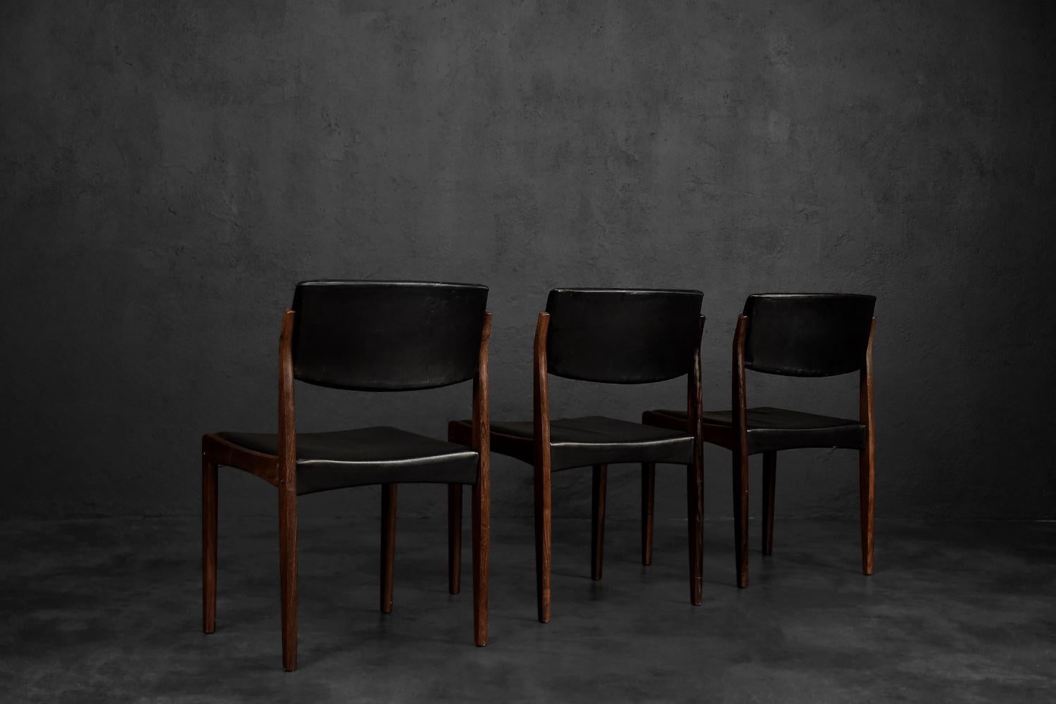 Ensemble de 3 chaises Vintage Mid-Century Scandinavian Modern en bois de rose et cuir noir en vente 4