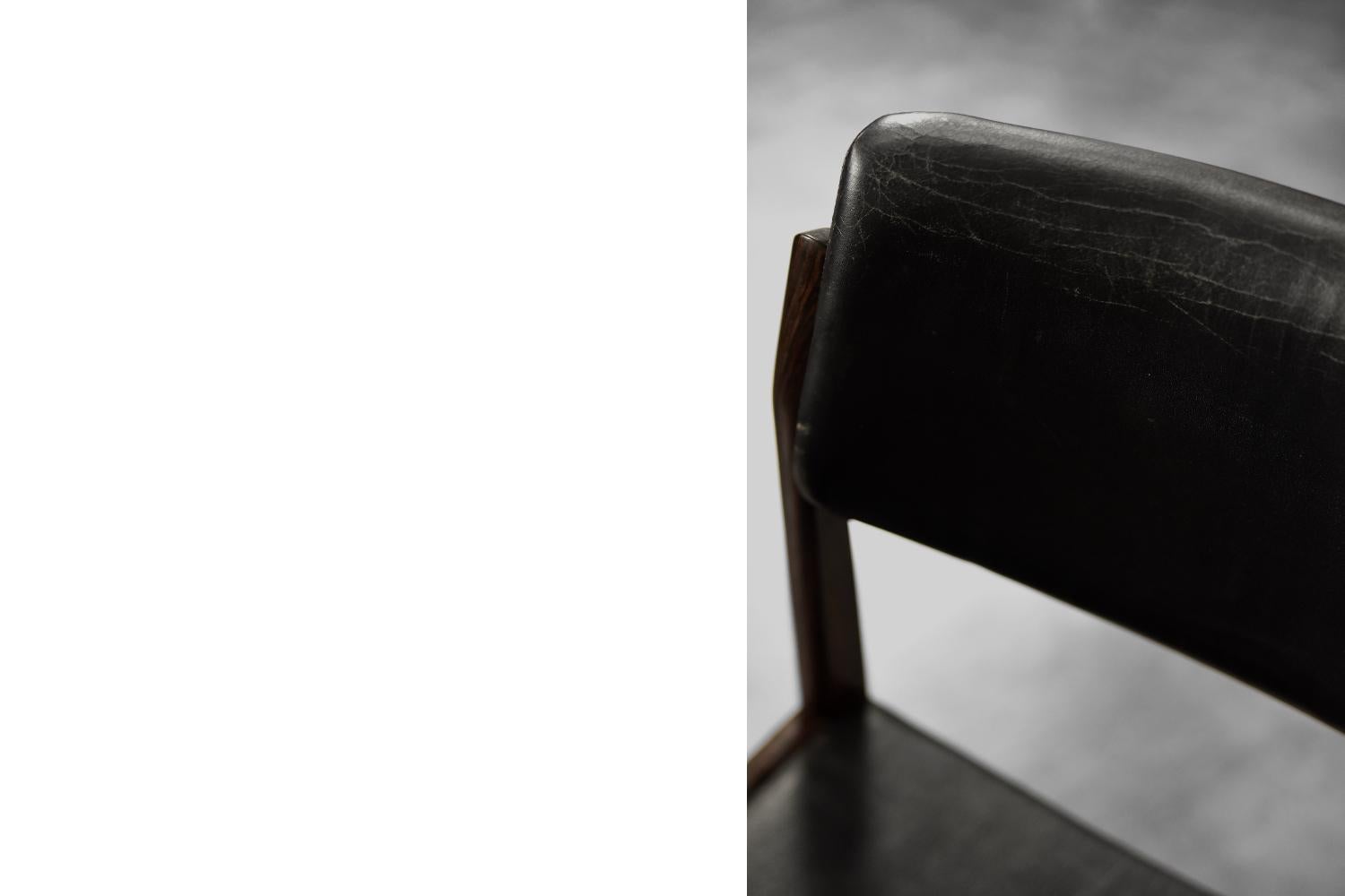 Ensemble de 3 chaises Vintage Mid-Century Scandinavian Modern en bois de rose et cuir noir en vente 5