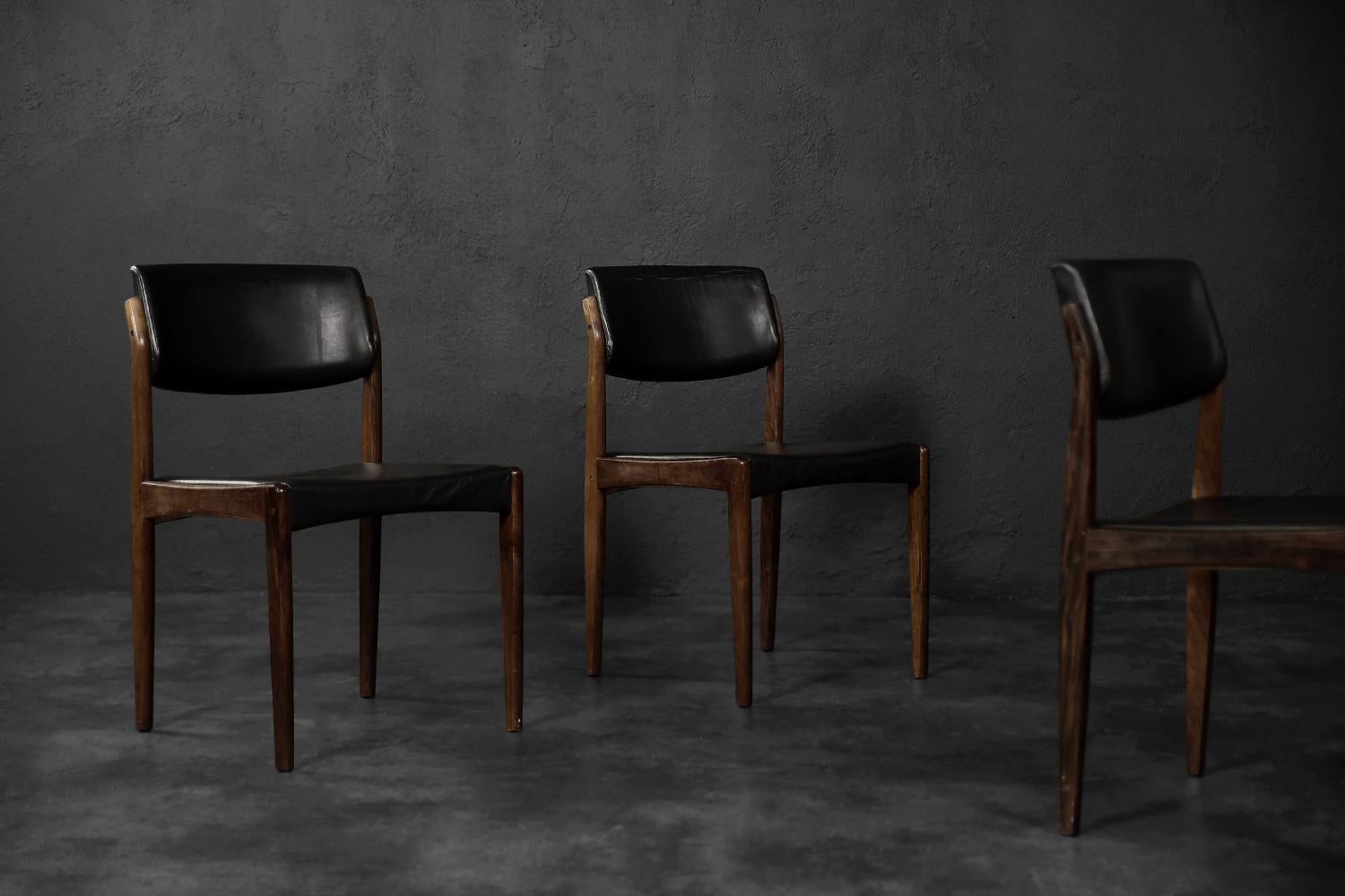Cet ensemble de trois chaises modernistes a été conçu par H.W. Klein pour le fabricant danois Bramin dans les années 1960. Le cadre des chaises est en bois de rose brun foncé. Le dossier était légèrement incliné. L'assise est encastrée dans le cadre