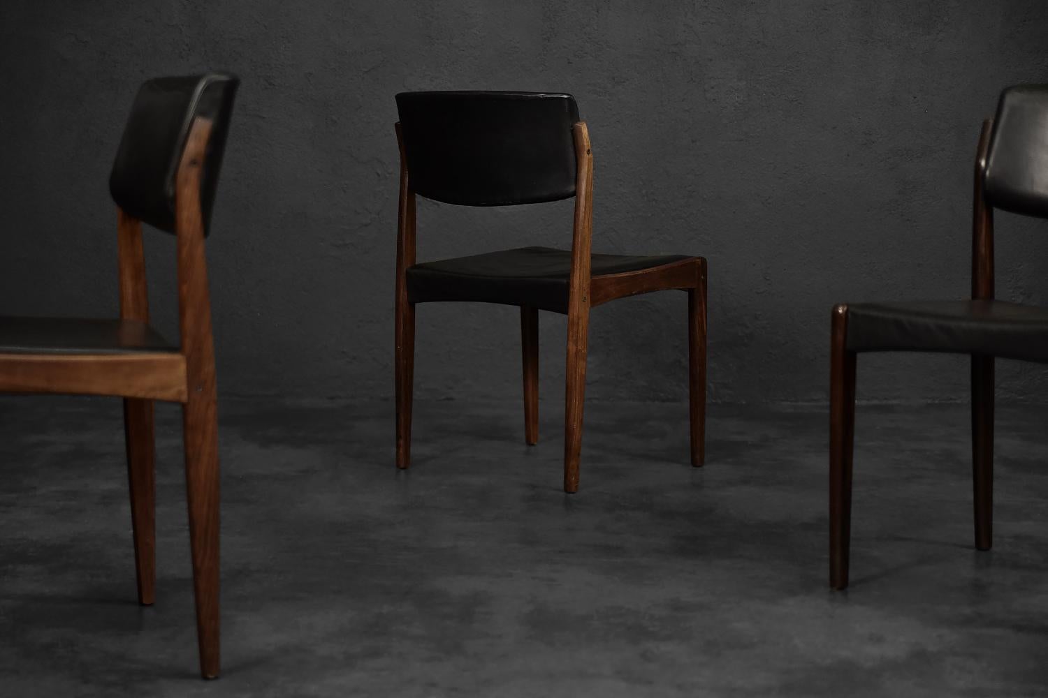 Satz von 3 skandinavischen modernen Vintage-Stühlen aus Rosenholz und schwarzem Leder aus der Mitte des Jahrhunderts (Dänisch) im Angebot
