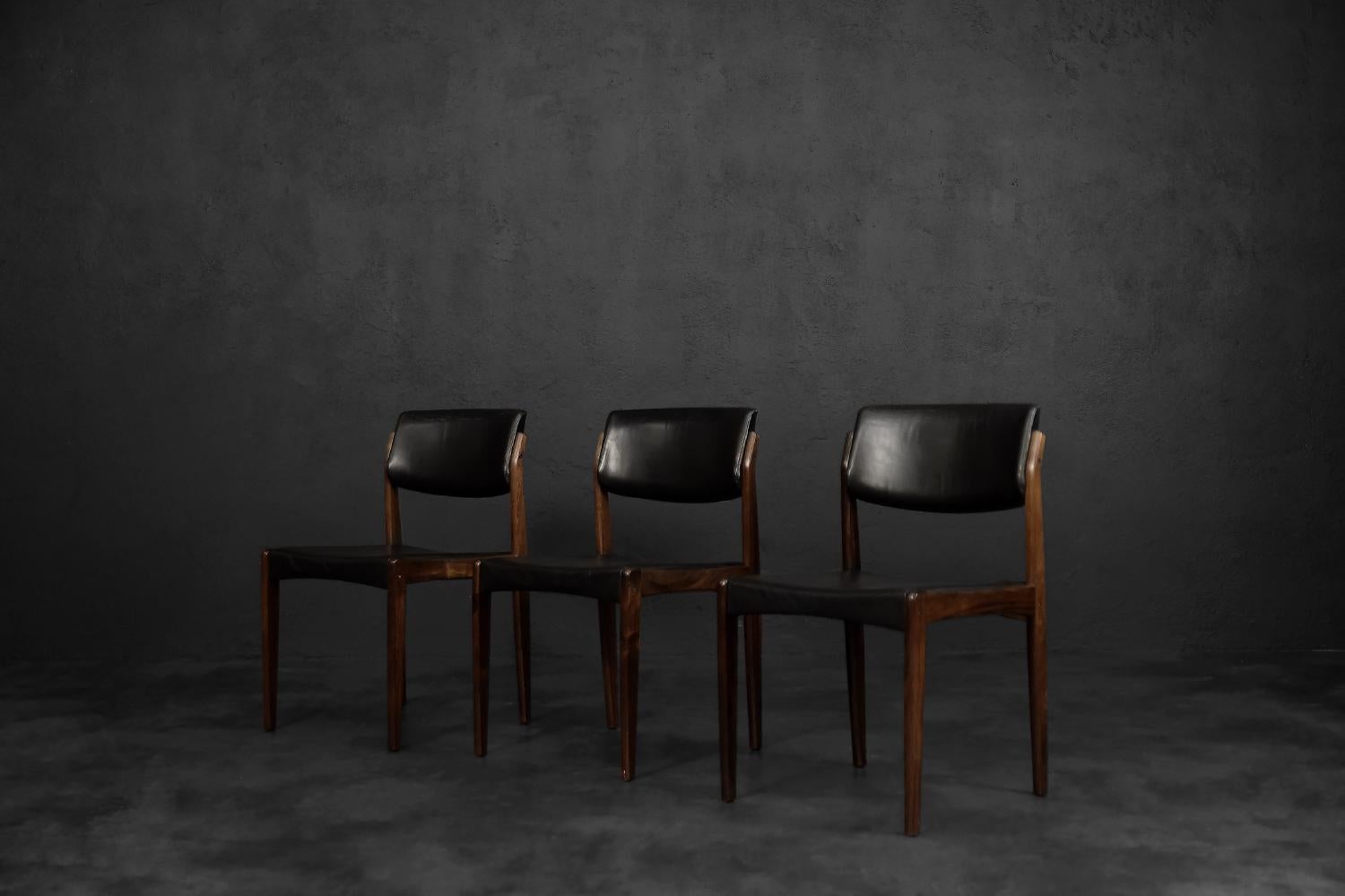 Cuir Ensemble de 3 chaises Vintage Mid-Century Scandinavian Modern en bois de rose et cuir noir en vente
