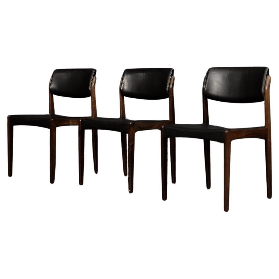 Ensemble de 3 chaises Vintage Mid-Century Scandinavian Modern en bois de rose et cuir noir en vente