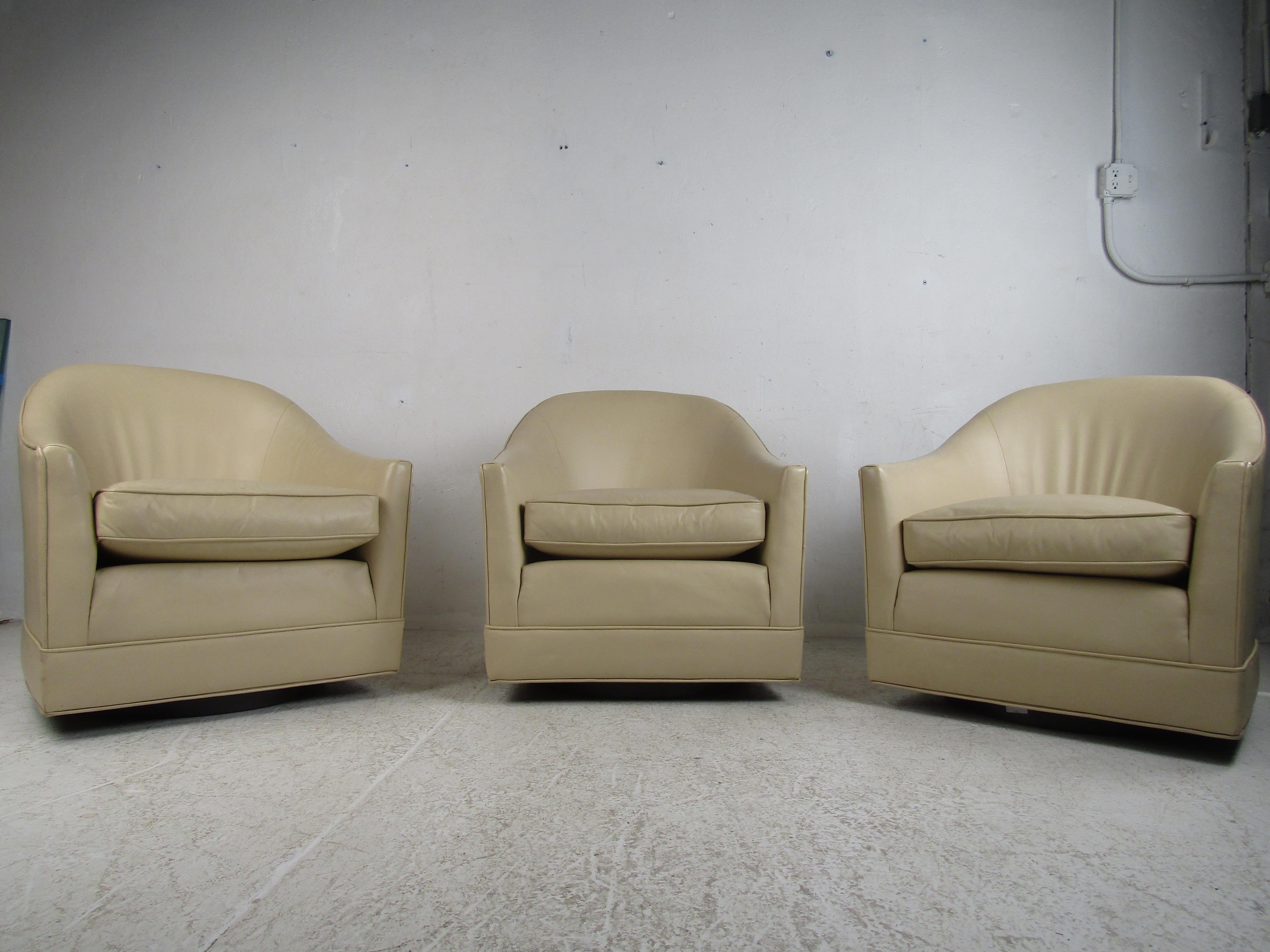 Ein Satz von Mid-Century Modern Lounge Chairs im Stil von Harvey Probber. Perfekt für jede Wohn-/Büroumgebung. 

Bestätigen Sie den Abholort mit dem Verkäufer (NY/NJ).