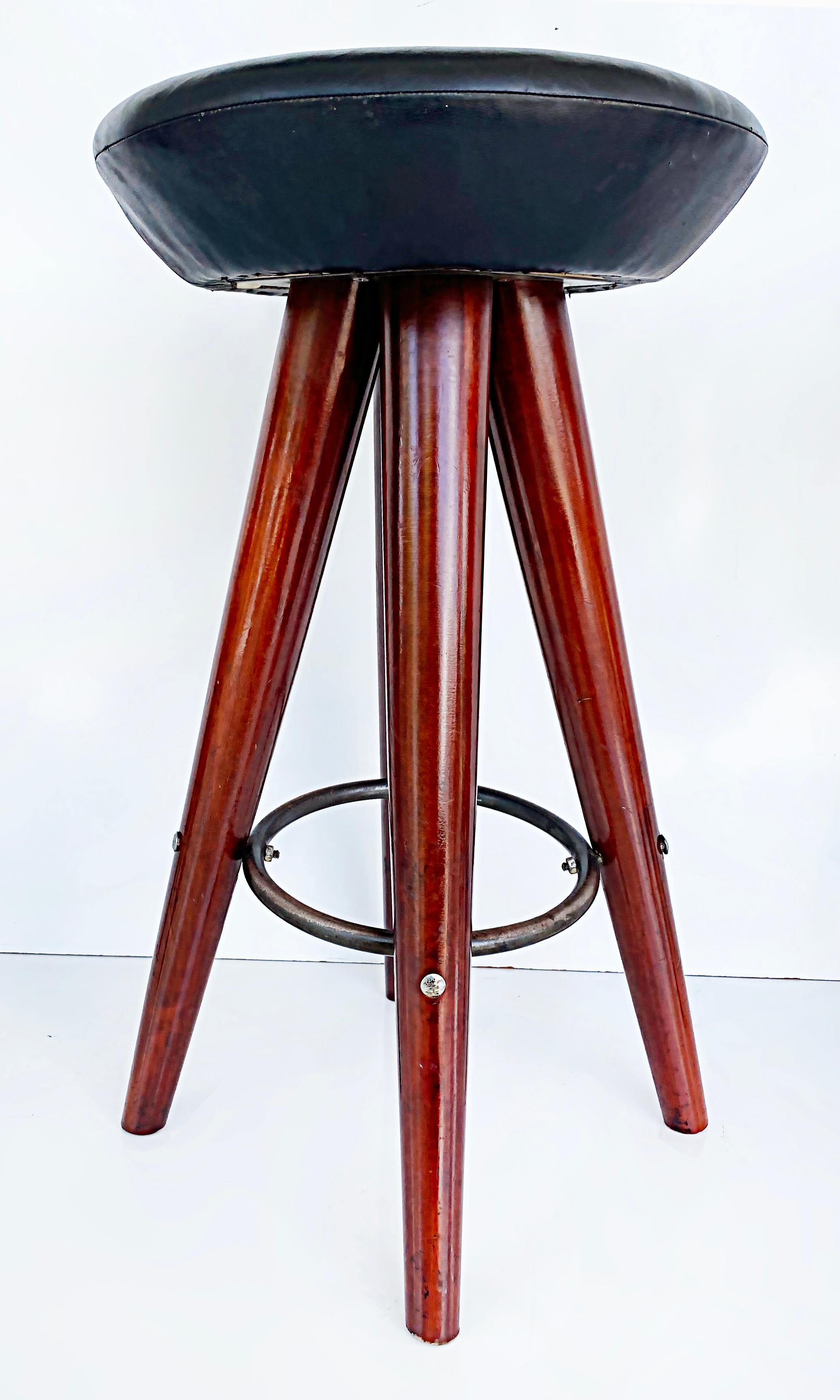 Satz von 3 Vintage Modern Holz Barhocker mit gepolsterten Sitzen

Zum Verkauf angeboten wird ein umfangreiches Set von drei Barhockern aus Holz mit Fußstützen aus Metall und gepolsterten Sitzen aus Vinyl. Diese Hocker sind fest und stabil, weisen