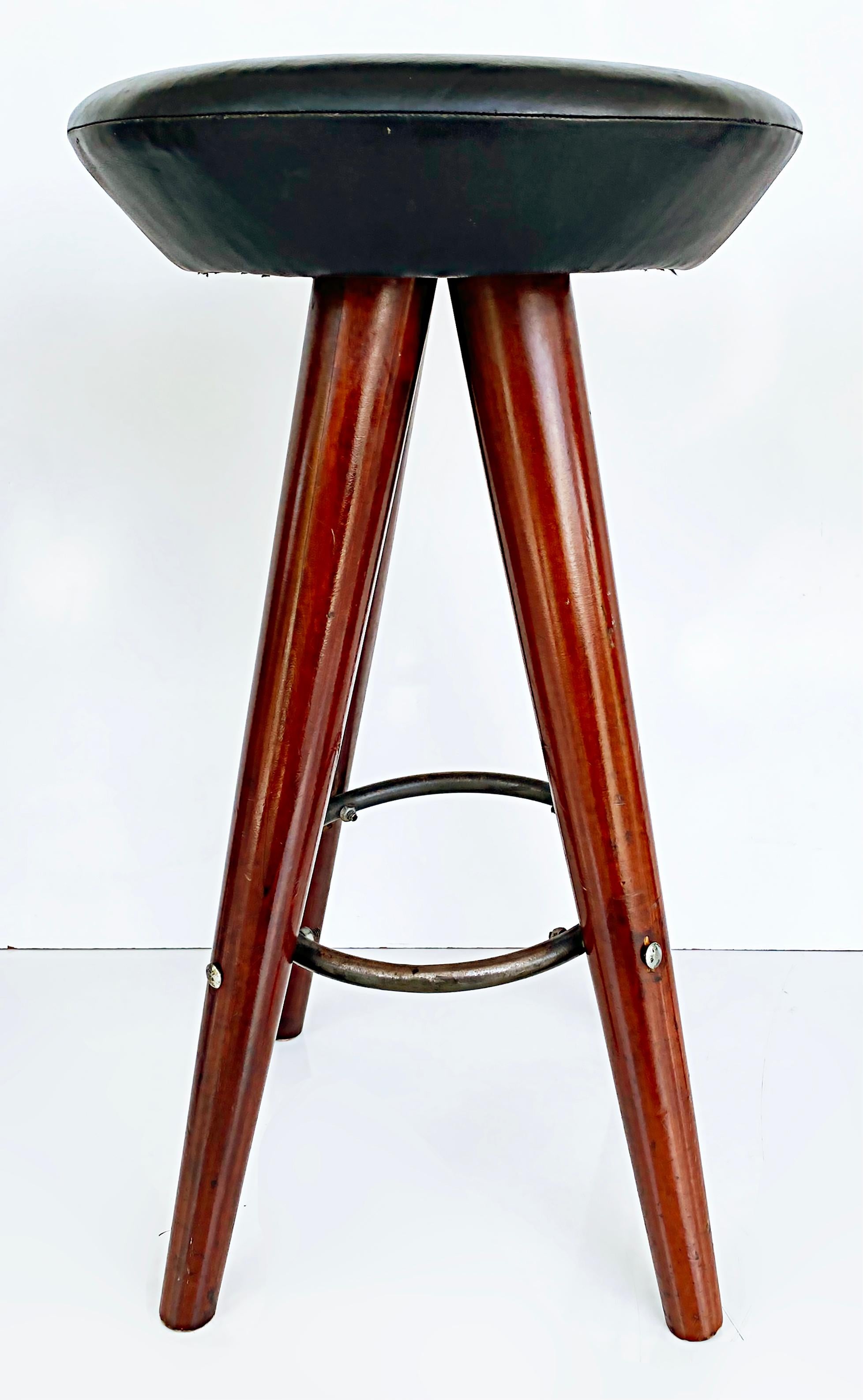Set von 3 modernen Vintage-Holz-Barhockern mit gepolsterten Sitzen (Moderne) im Angebot