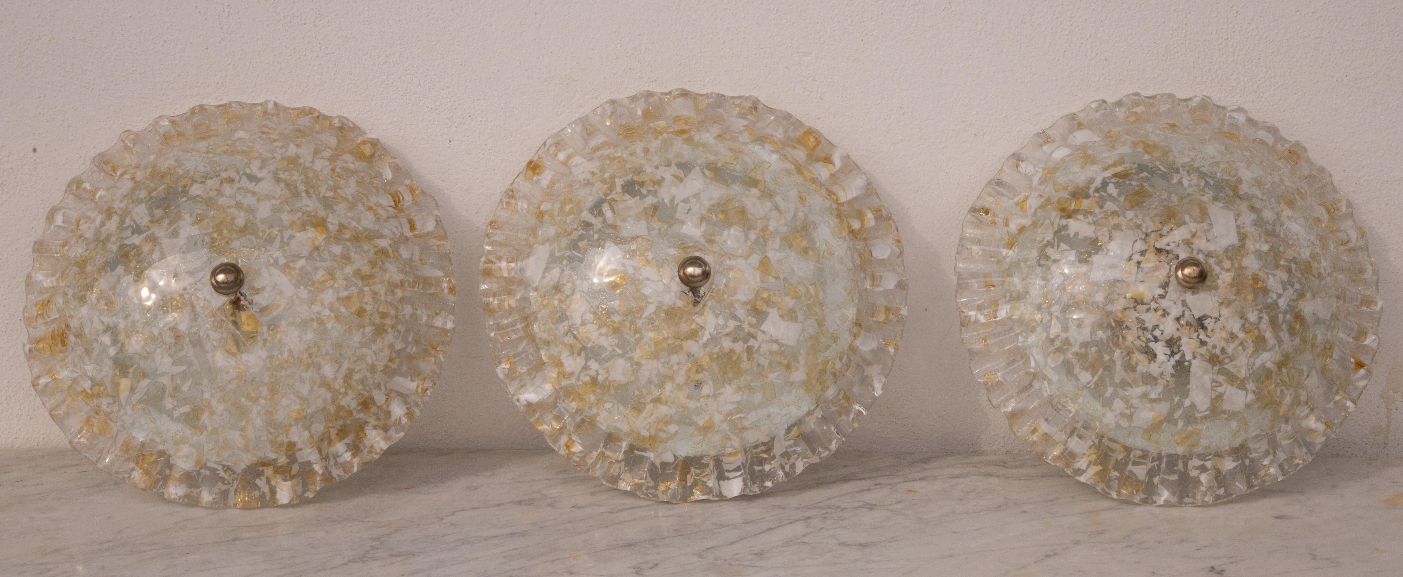 Set of 3 murano ceiling lights with clear glass with yellow hues.

Good vintage condition.

Possibility of wiring to the United States.

Height 15 centimeters, diameter 35 centimeters.