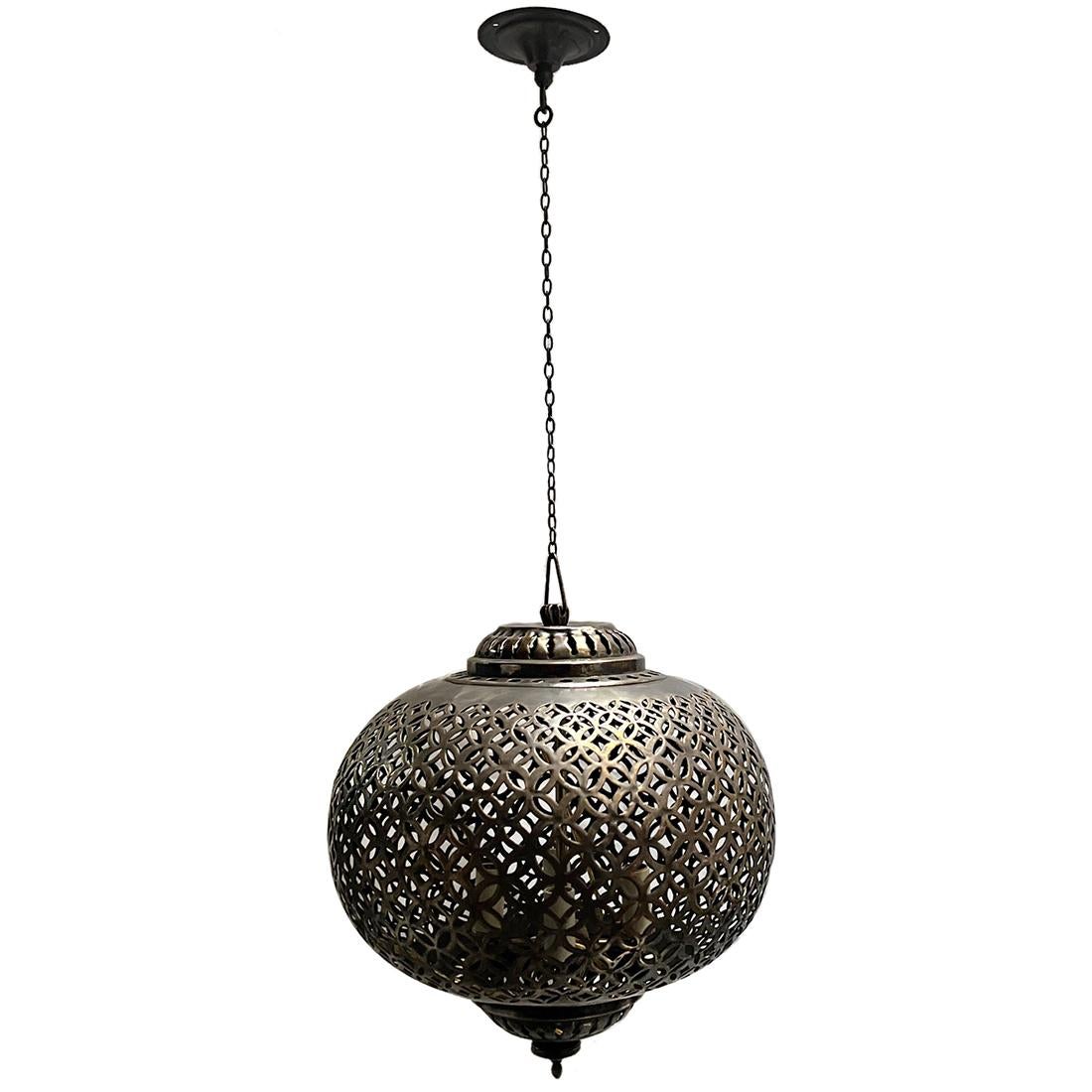 Ein Satz türkischer Laternen aus den 1960er Jahren mit je 4 Kandelabern im Inneren. Originale Patina. Einzeln verkauft.

Abmessungen:
Min. Fallhöhe:16