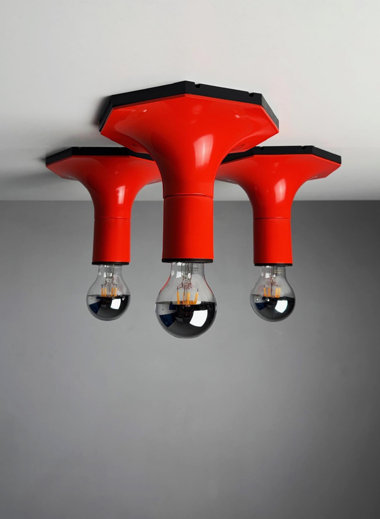 Set of 3 Vintage Red Staff Leuchten Wall or Ceiling Lamps – 1970s German Design – Fully Restored

Bring a vibrant touch of vintage industrial design to your interior with this set of 3 original Staff Leuchten lamps from the 1970s, made in Germany.