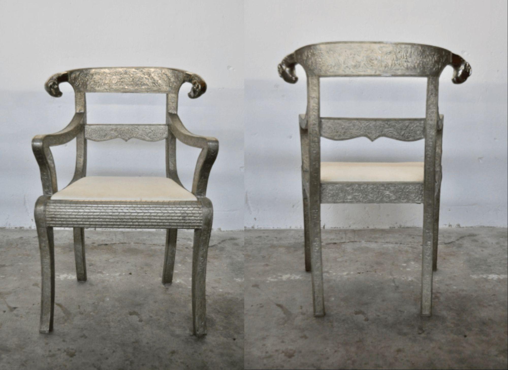 Ensemble de 3 fauteuils Vintage en argent

Transformez votre espace de vie avec cet ensemble exquis de trois fauteuils vintage en argent. Ces fauteuils, au design luxueux et à l'attrait intemporel, sont parfaits pour ajouter une touche d'élégance et
