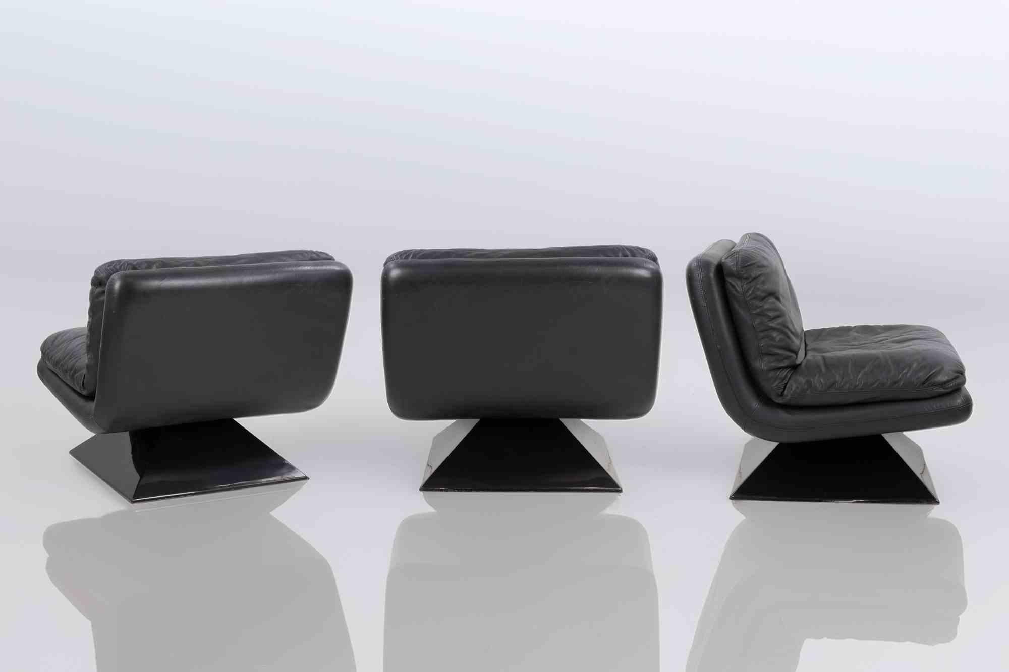 Ensemble de 3 chaises longues vintage en cuir noir de l'ère spatiale sur une base pyramidale noire en acrylique.

En excellent état, avec leur revêtement d'origine.

