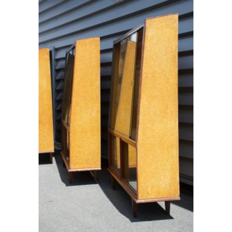 Set of 3 Vintage Store Shelves, 1960

Vintage Design
Sell ​​​​a lot of three commercial windows or shelves for stores dating from the 1960s. Offer ideal storage solutions for a business.

Additional information:
Materials: Glass, Wood
Color: