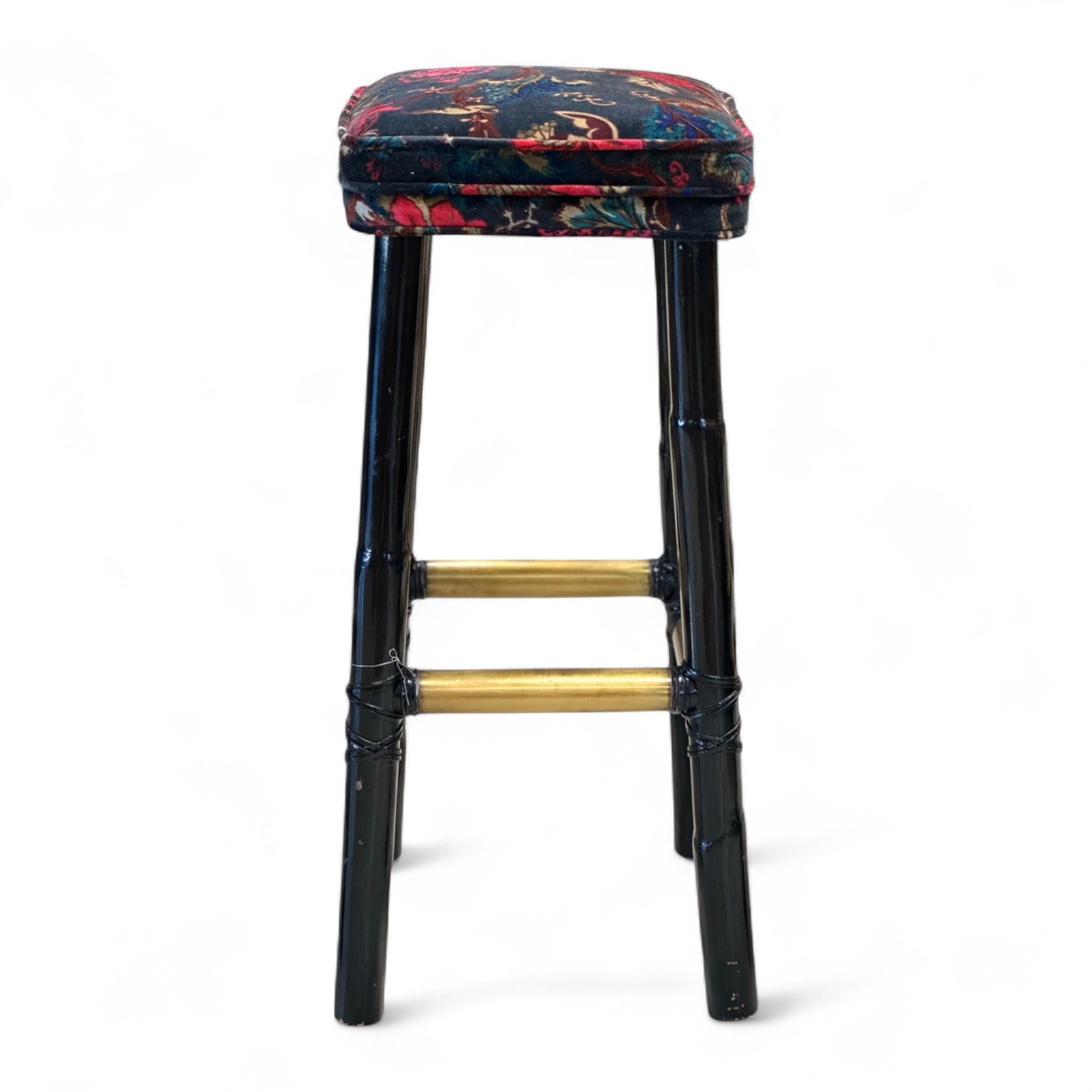 20ième siècle Ensemble de 3 tabourets vintage en velours en vente