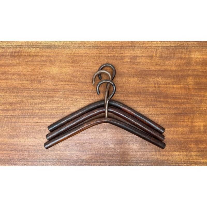 Appendiabiti Wood vintage, anni '70, set di 3, in ottime condizioni. Progettato dal 1970 al 1979.

Informazioni aggiuntive:
Materiali: Wood
Colore: marrone
Periodo: 1970s
Tipo di articolo: Vintage, Antico o Pre-owned
Dimensioni: 18,11ʺW × 0,79ʺD ×