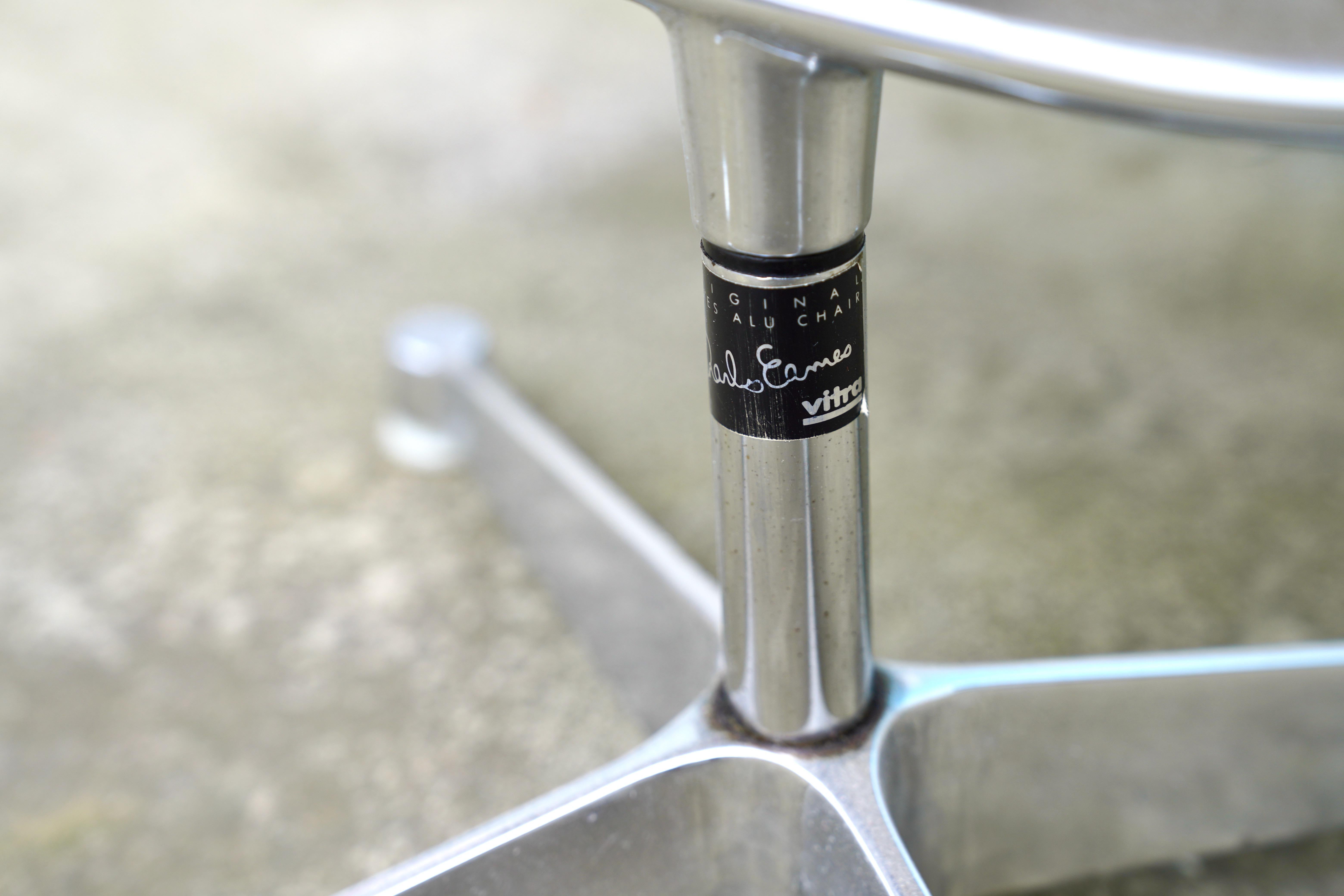 Satz von 3 Vitra Charles Eames Aluminiumstühlen, Herman Miller, drehbar, weißes Leder im Angebot 5