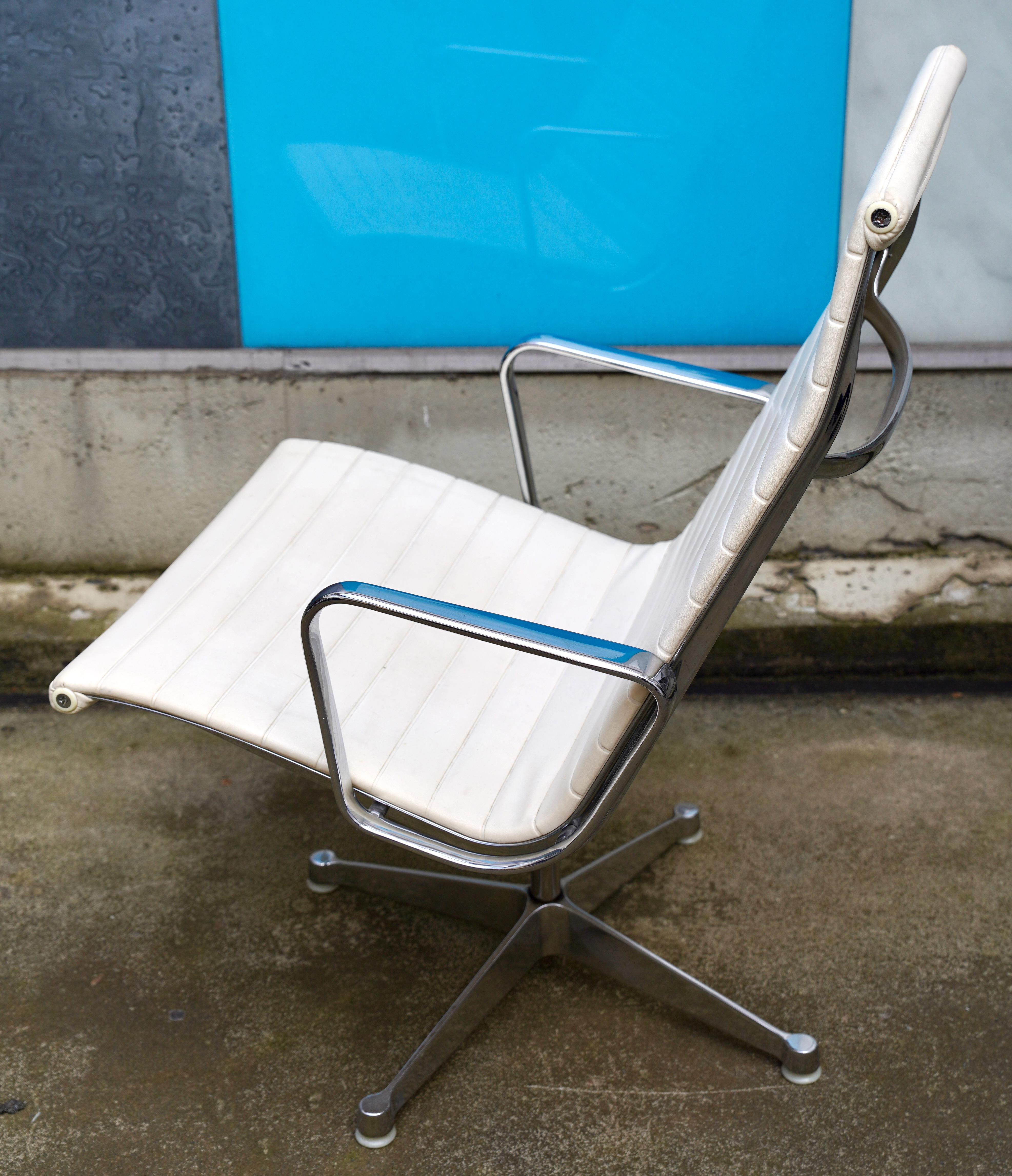 Satz von 3 Vitra Charles Eames Aluminiumstühlen, Herman Miller, drehbar, weißes Leder im Angebot 6