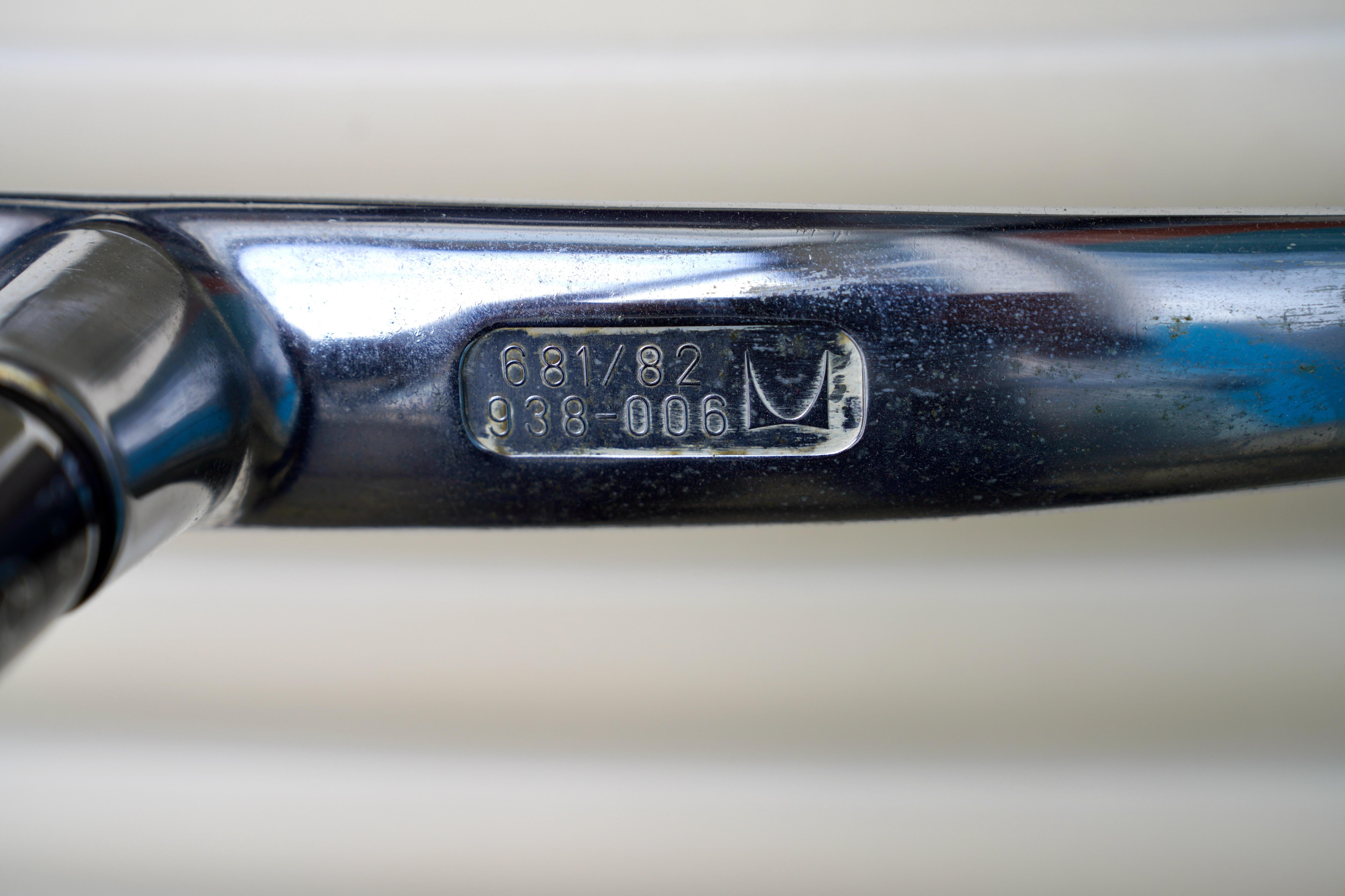 Satz von 3 Vitra Charles Eames Aluminiumstühlen, Herman Miller, drehbar, weißes Leder im Angebot 7