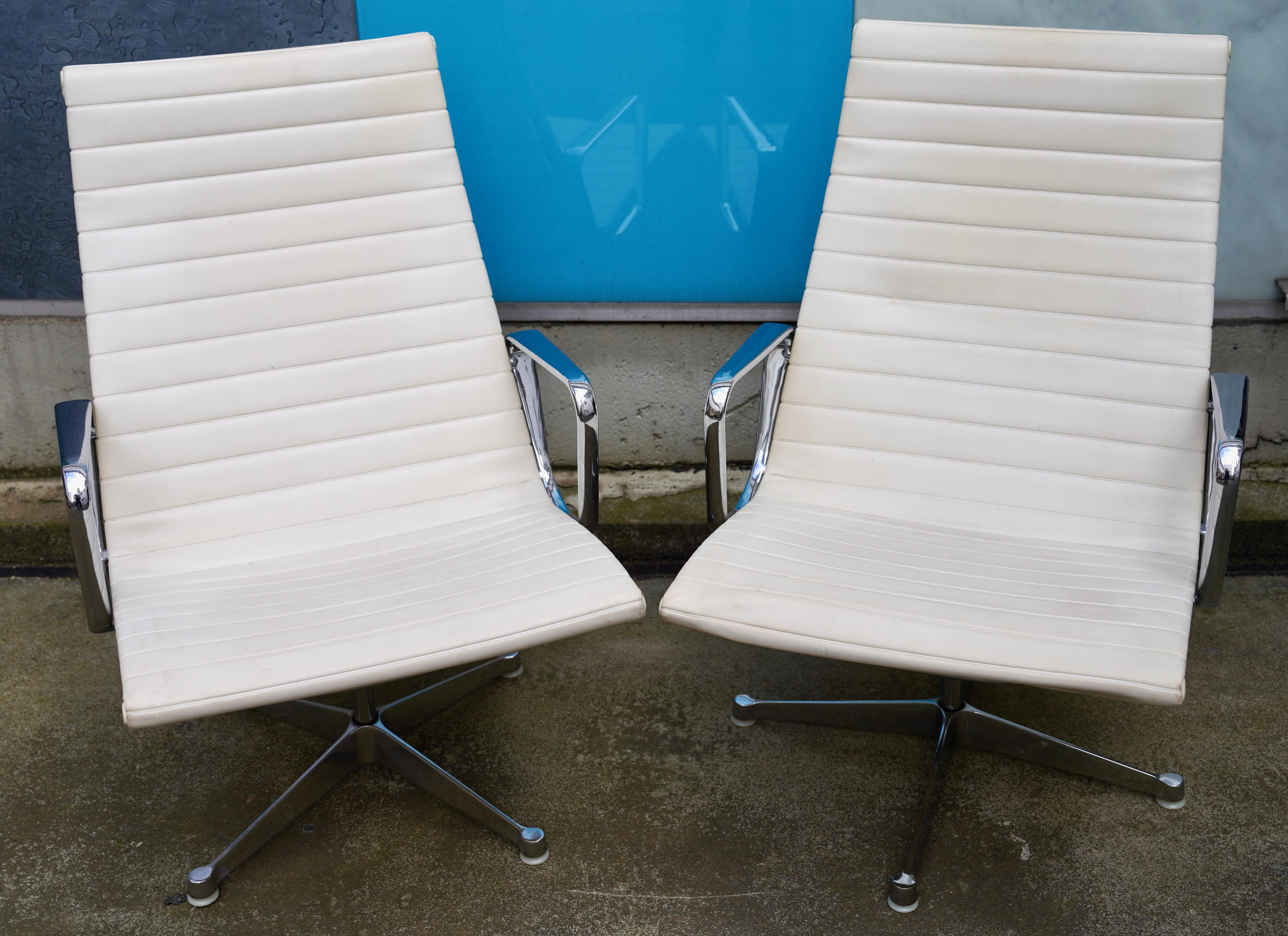 3 Vitra Charles Eames Alu Chairs von Herman Miller, drehbar, weißes Leder

Dieses Set aus drei Vitra Charles Eames Alu Chairs (Herman Miller) verkörpert die Quintessenz des modernen Designs und bietet gleichzeitig höchsten Sitzkomfort. Die