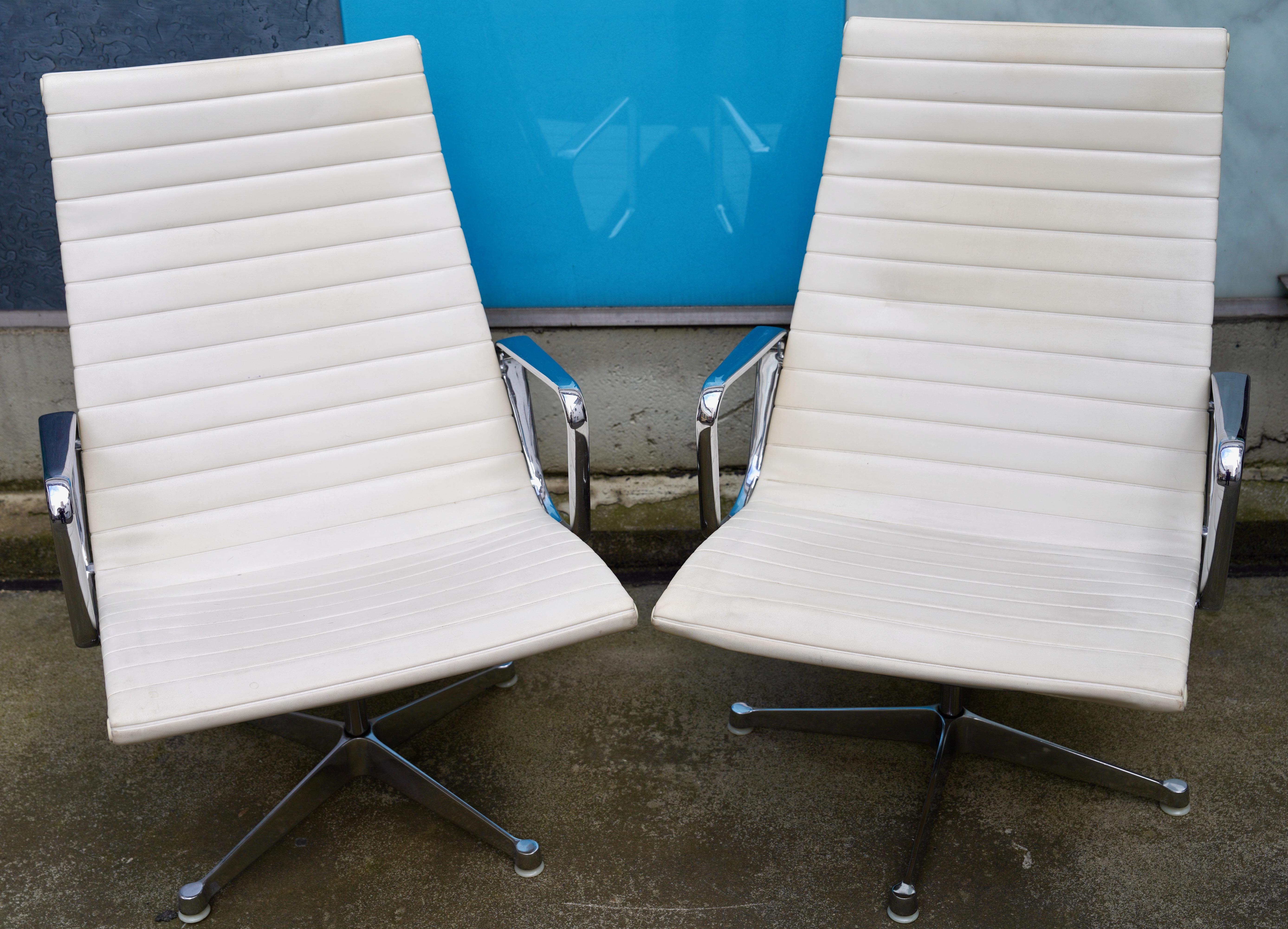 Satz von 3 Vitra Charles Eames Aluminiumstühlen, Herman Miller, drehbar, weißes Leder (Moderne der Mitte des Jahrhunderts) im Angebot