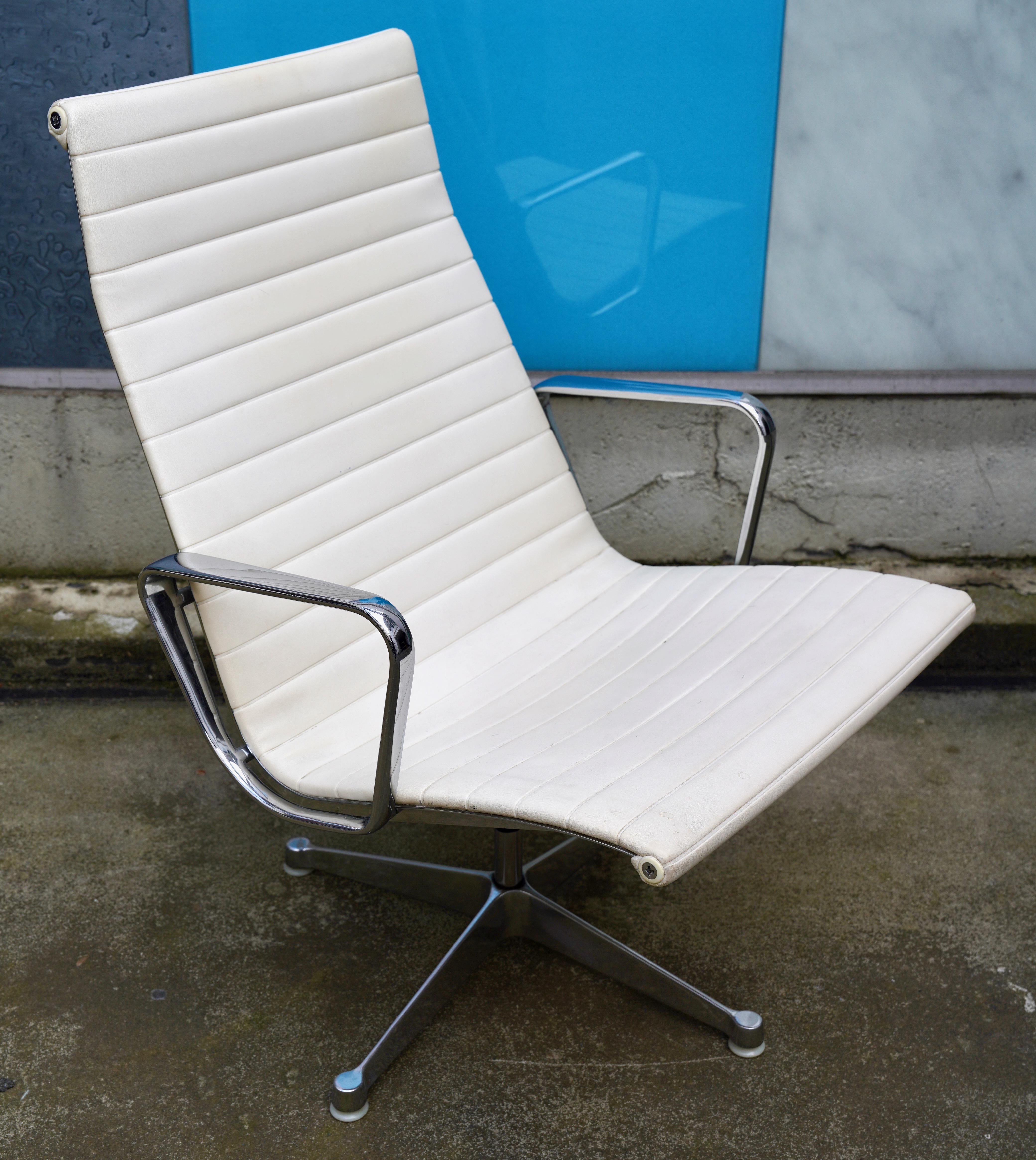 Satz von 3 Vitra Charles Eames Aluminiumstühlen, Herman Miller, drehbar, weißes Leder im Zustand „Gut“ im Angebot in Berlin, DE