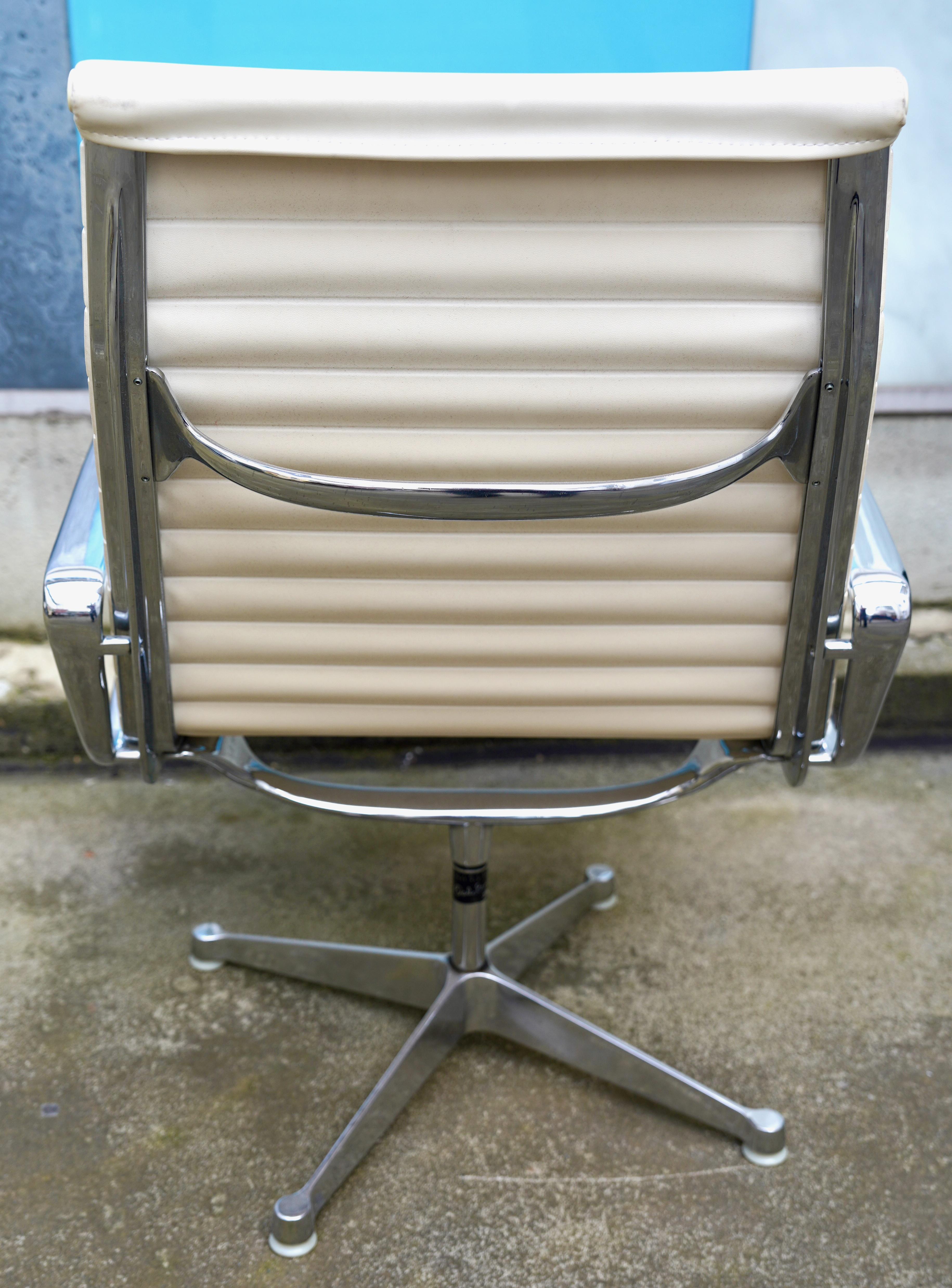 Satz von 3 Vitra Charles Eames Aluminiumstühlen, Herman Miller, drehbar, weißes Leder (20. Jahrhundert) im Angebot