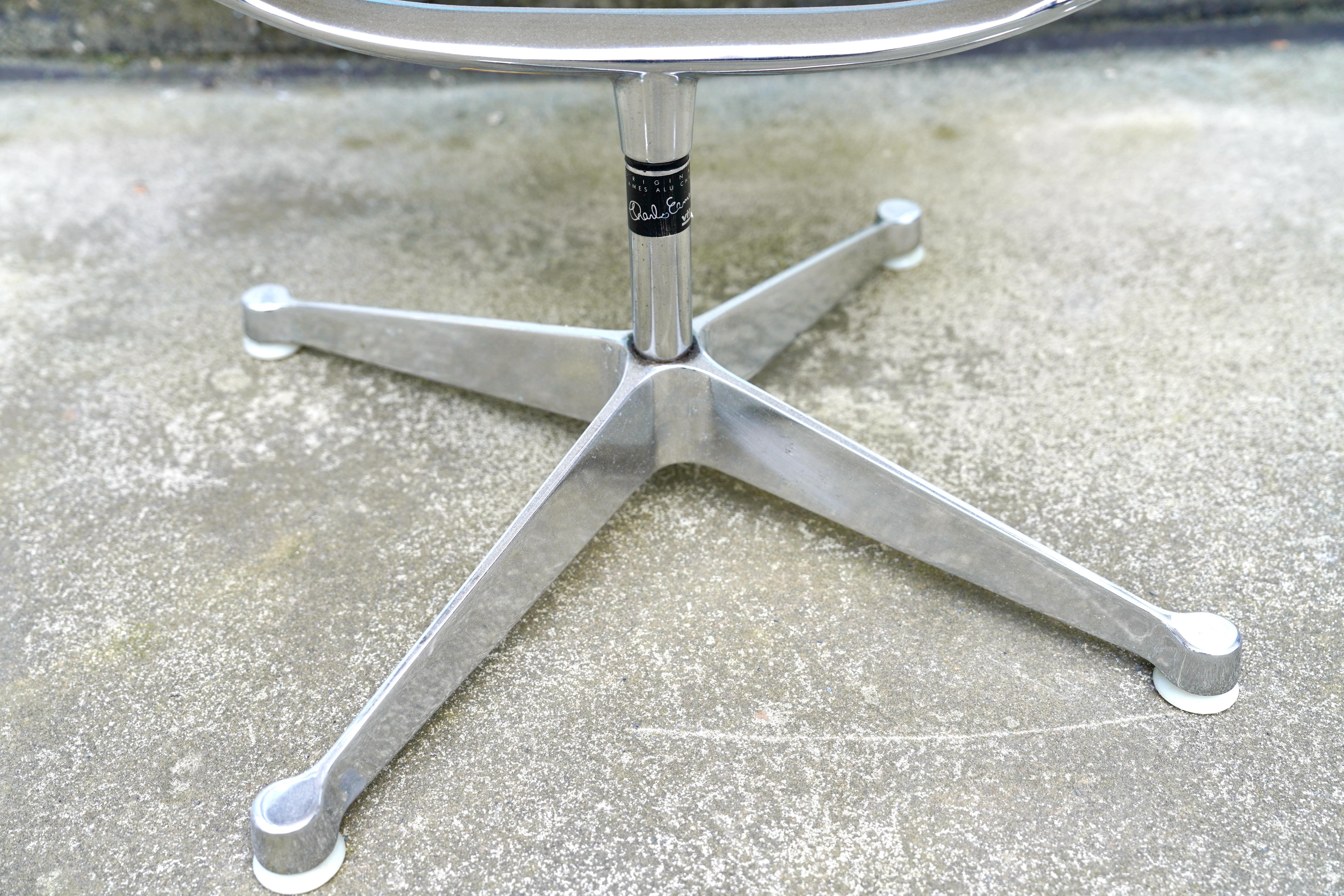 Satz von 3 Vitra Charles Eames Aluminiumstühlen, Herman Miller, drehbar, weißes Leder im Angebot 2