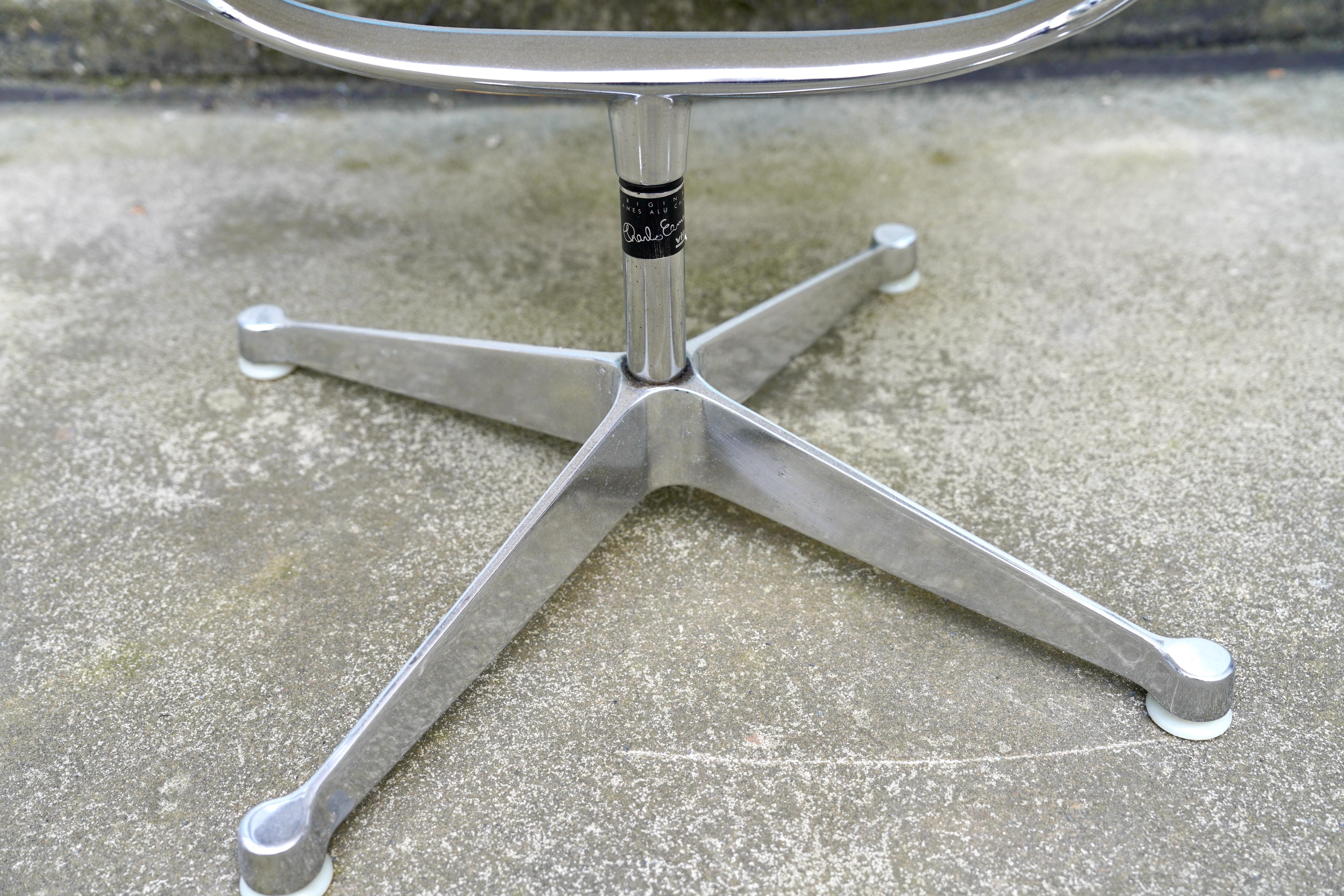 Satz von 3 Vitra Charles Eames Aluminiumstühlen, Herman Miller, drehbar, weißes Leder im Angebot 3