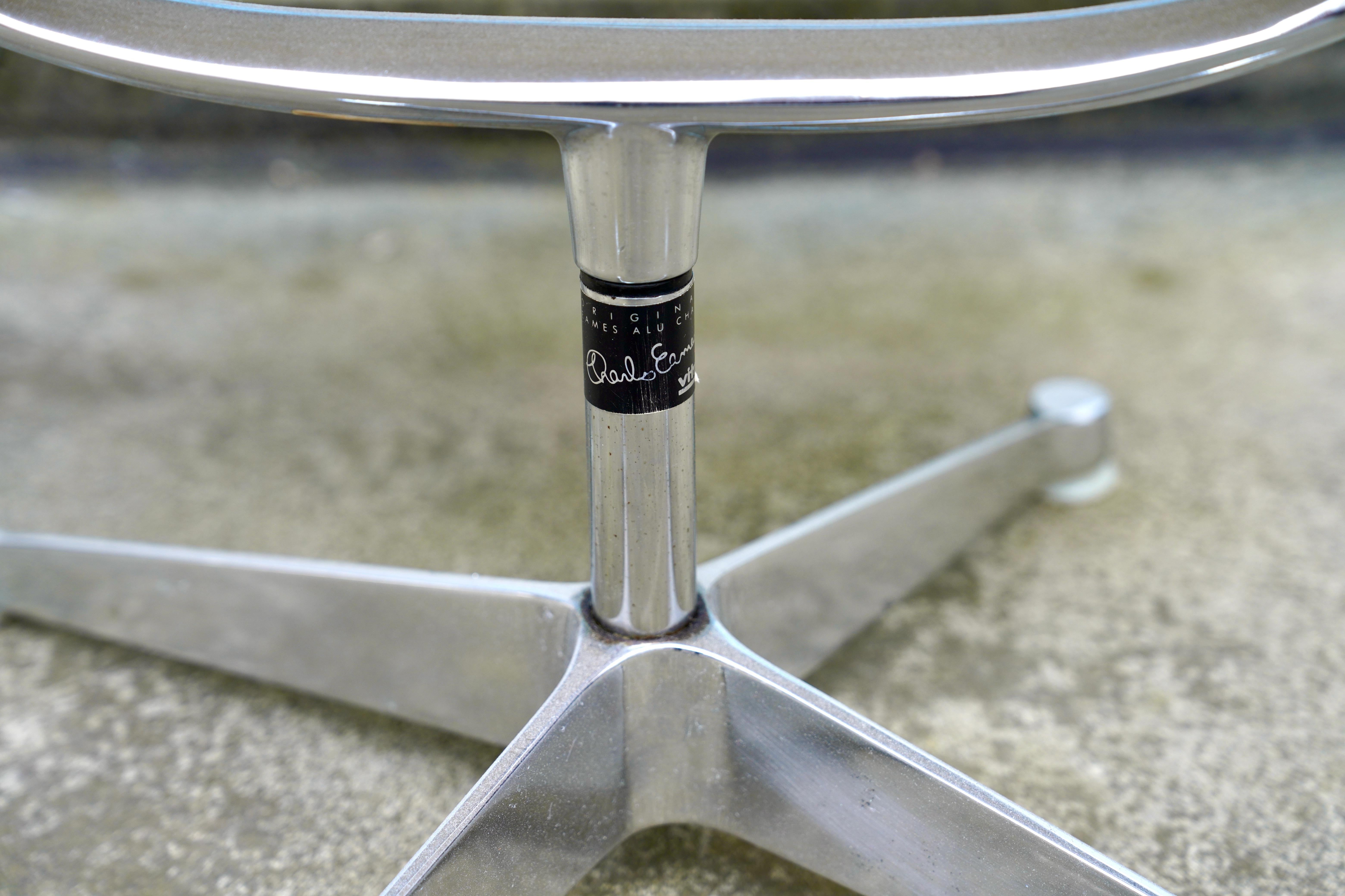 Satz von 3 Vitra Charles Eames Aluminiumstühlen, Herman Miller, drehbar, weißes Leder im Angebot 4