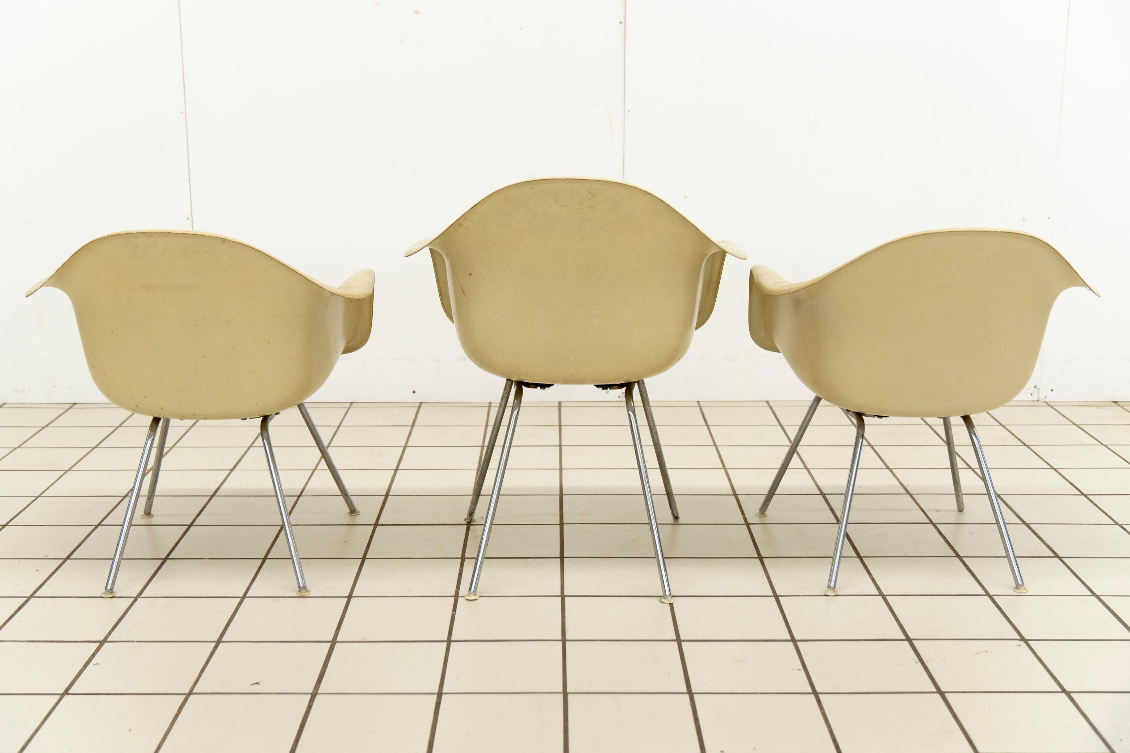Set of 3 Vitra Herman Miller Eames Dax Shell Chairs In Fair Condition In AMSTELVEEN, NL