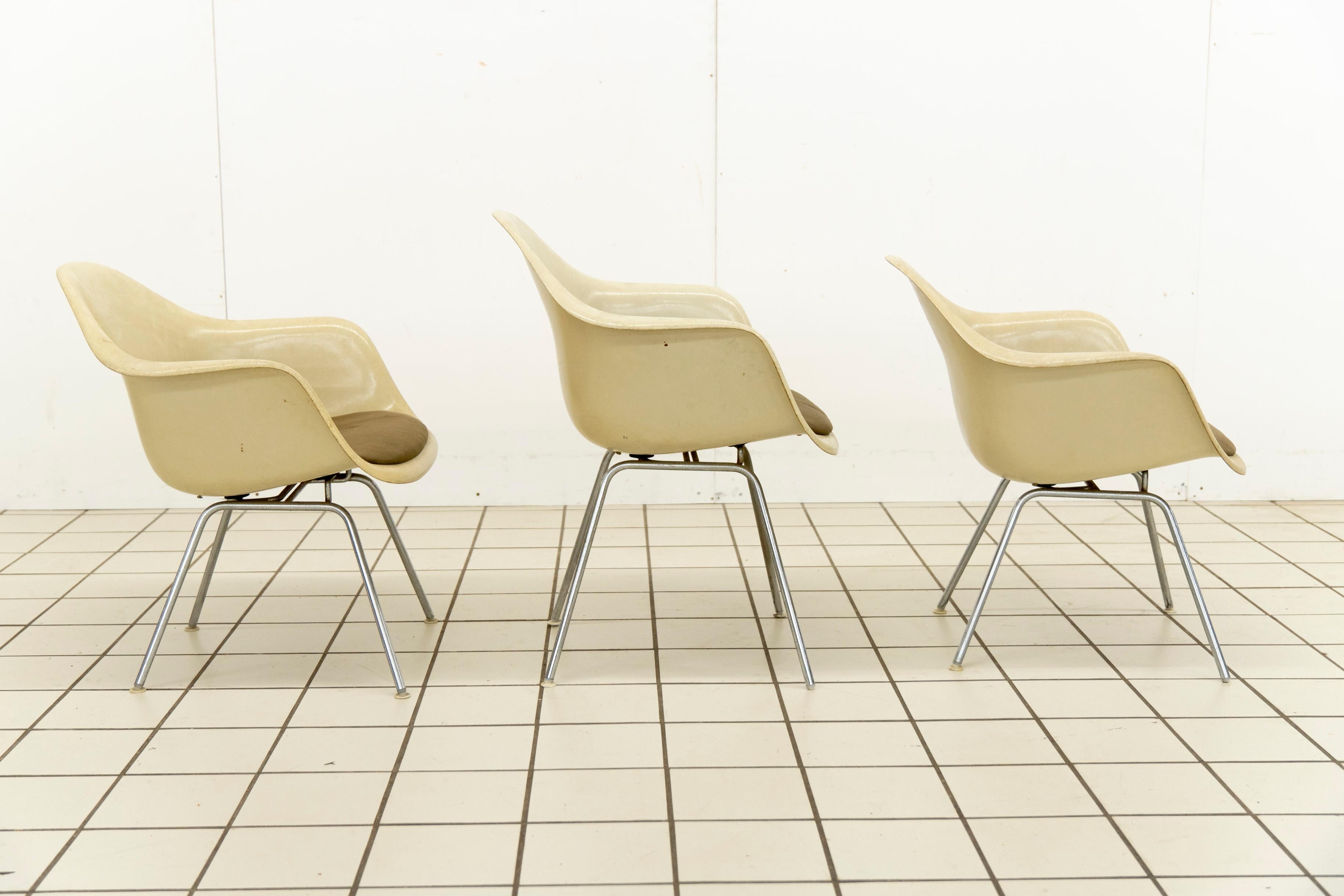 20th Century Set of 3 Vitra Herman Miller Eames Dax Shell Chairs