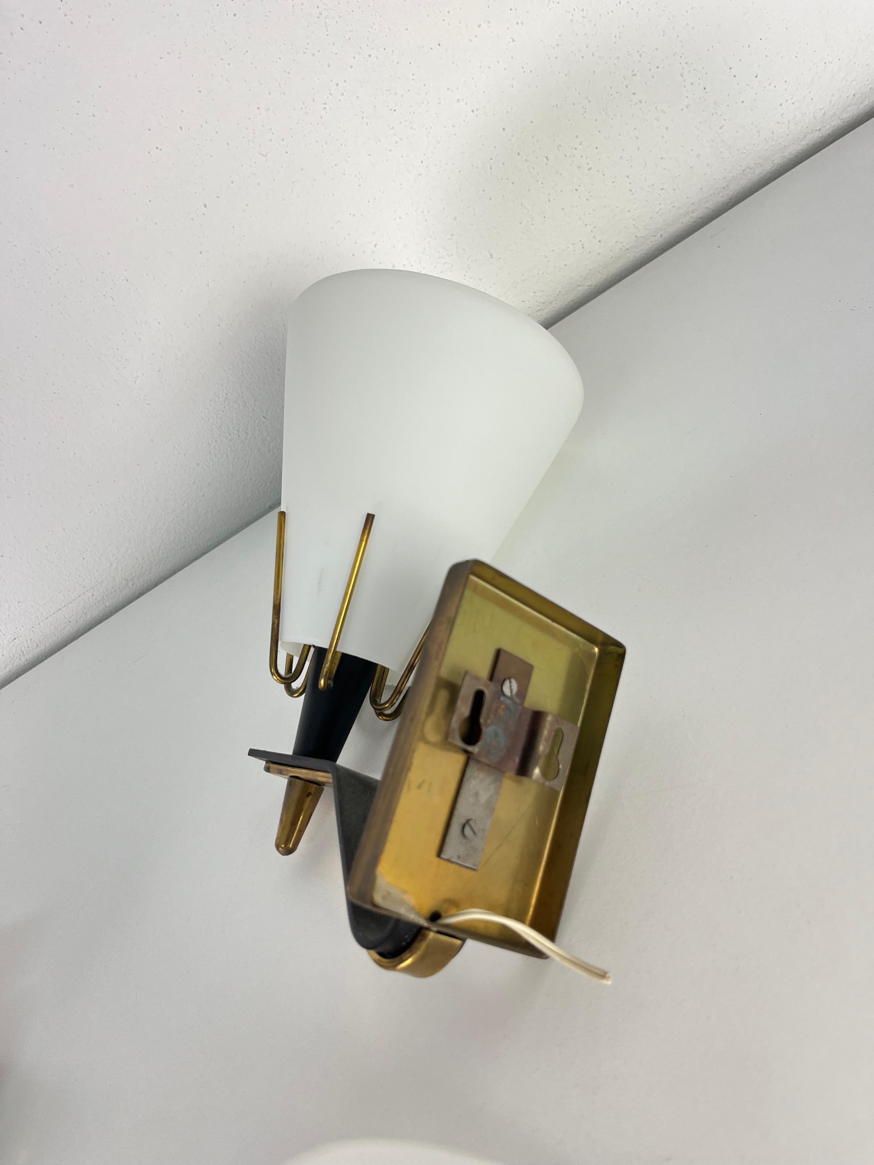Set of 3 Wall Lamps in metal, brass and opaline glass attributed to Stilnovo im Angebot 4