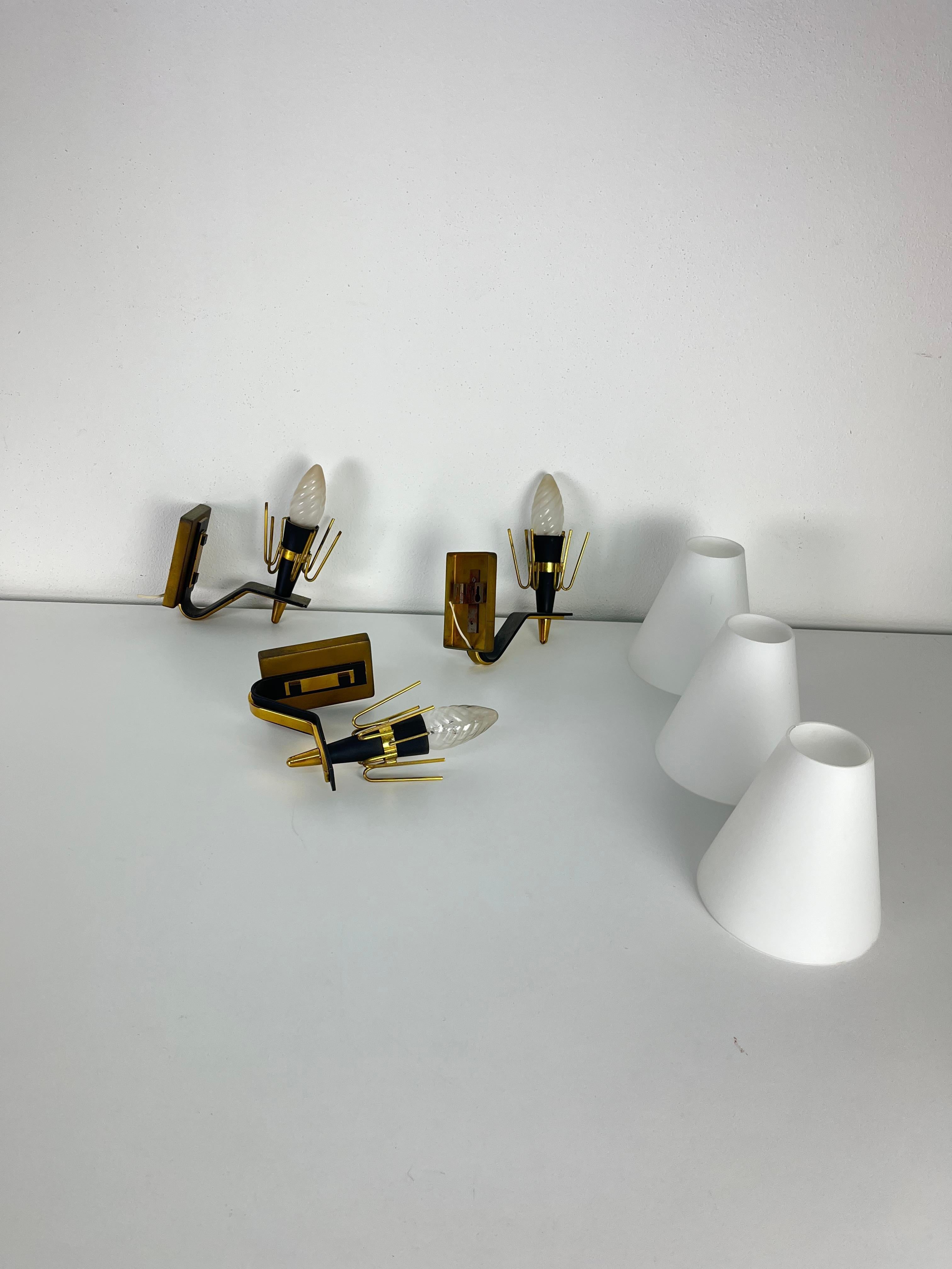 Set of 3 Wall Lamps in metal, brass and opaline glass attributed to Stilnovo (Italienisch) im Angebot