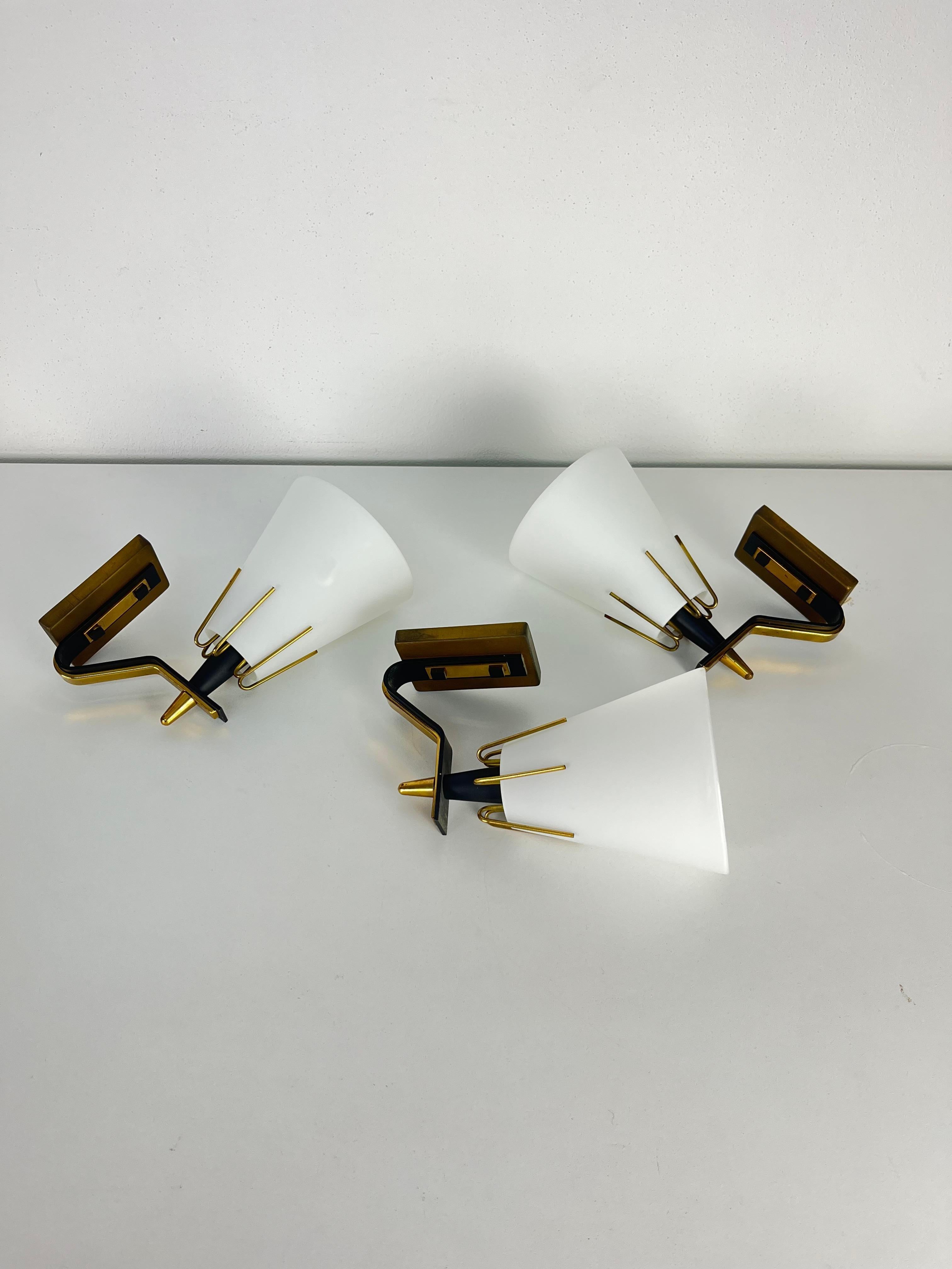 Set of 3 Wall Lamps in metal, brass and opaline glass attributed to Stilnovo (Mitte des 20. Jahrhunderts) im Angebot