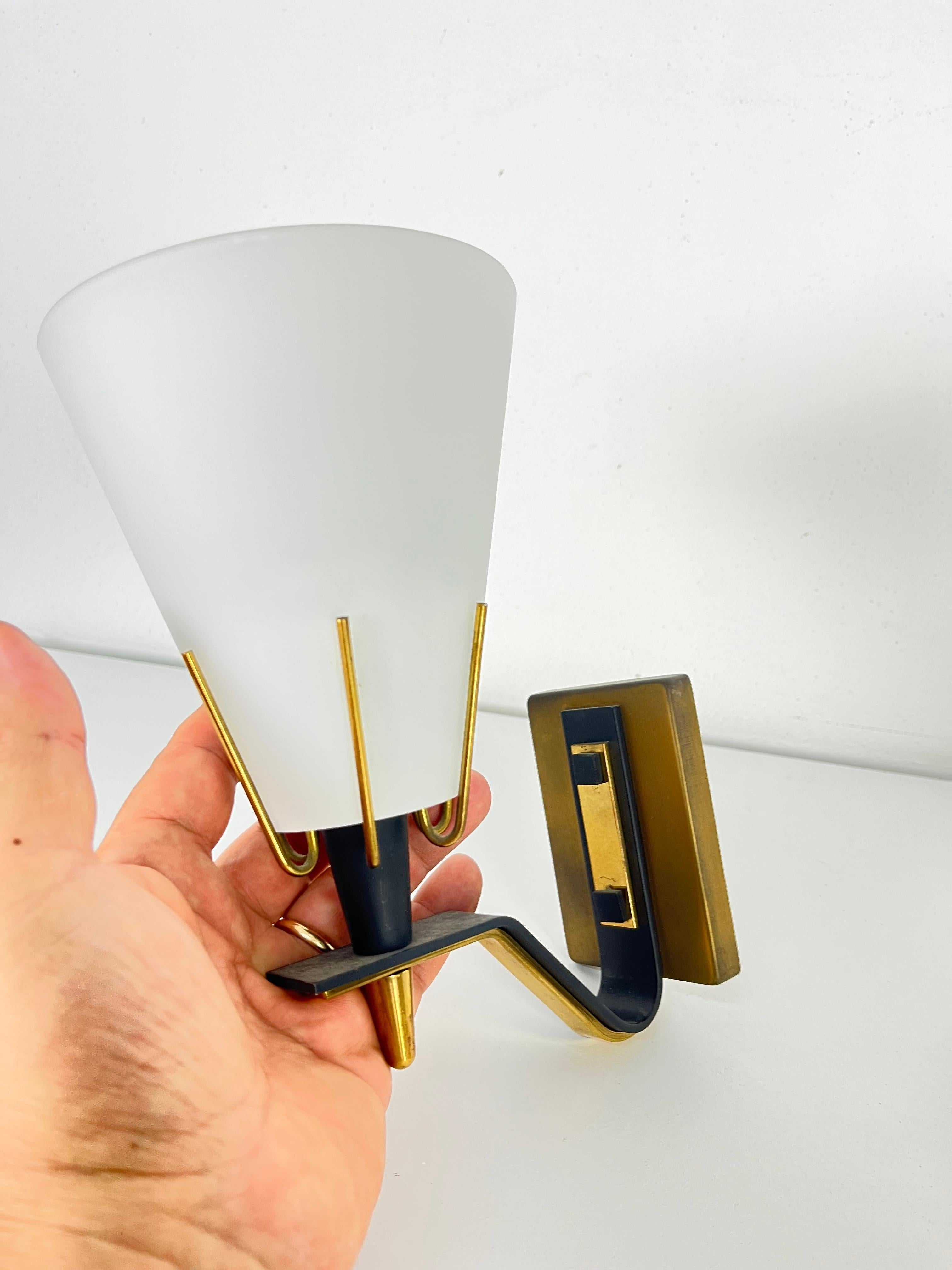 Set of 3 Wall Lamps in metal, brass and opaline glass attributed to Stilnovo (Metall) im Angebot