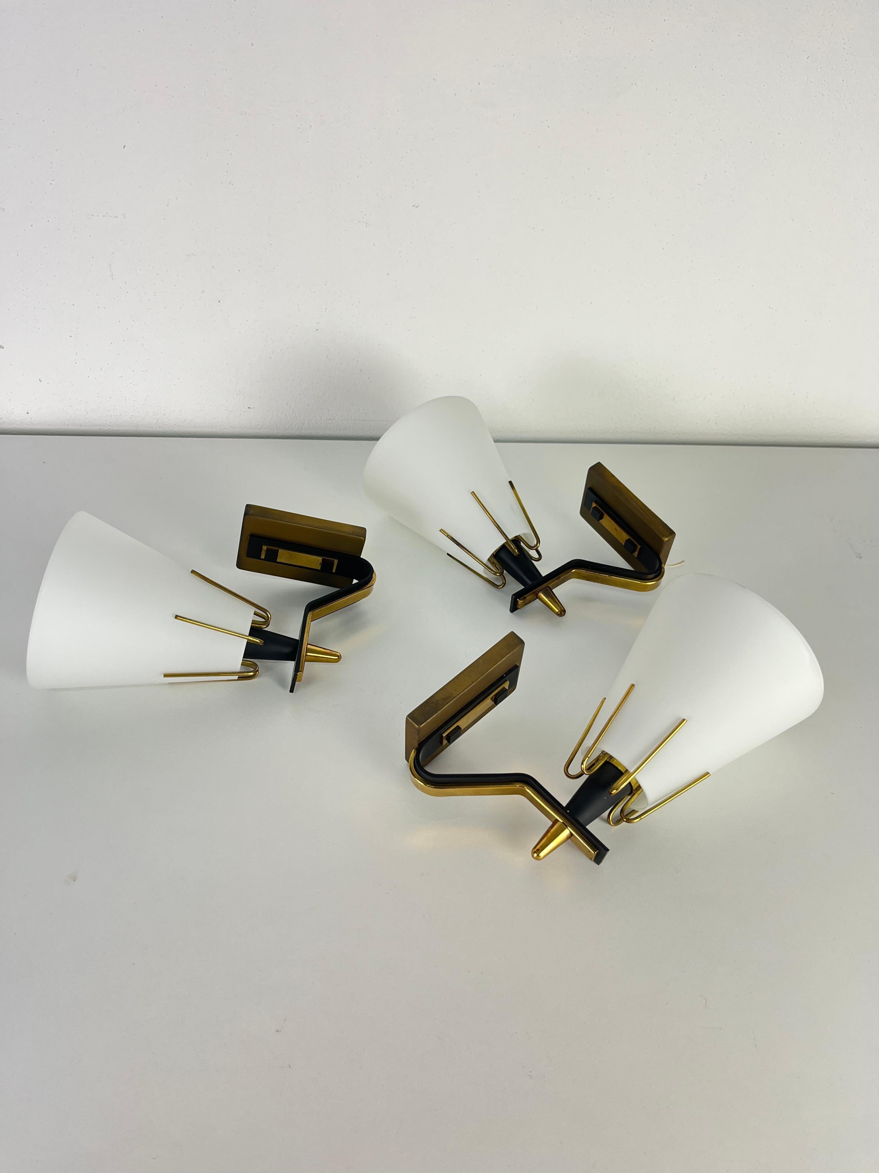 Set of 3 Wall Lamps in metal, brass and opaline glass attributed to Stilnovo im Angebot 1