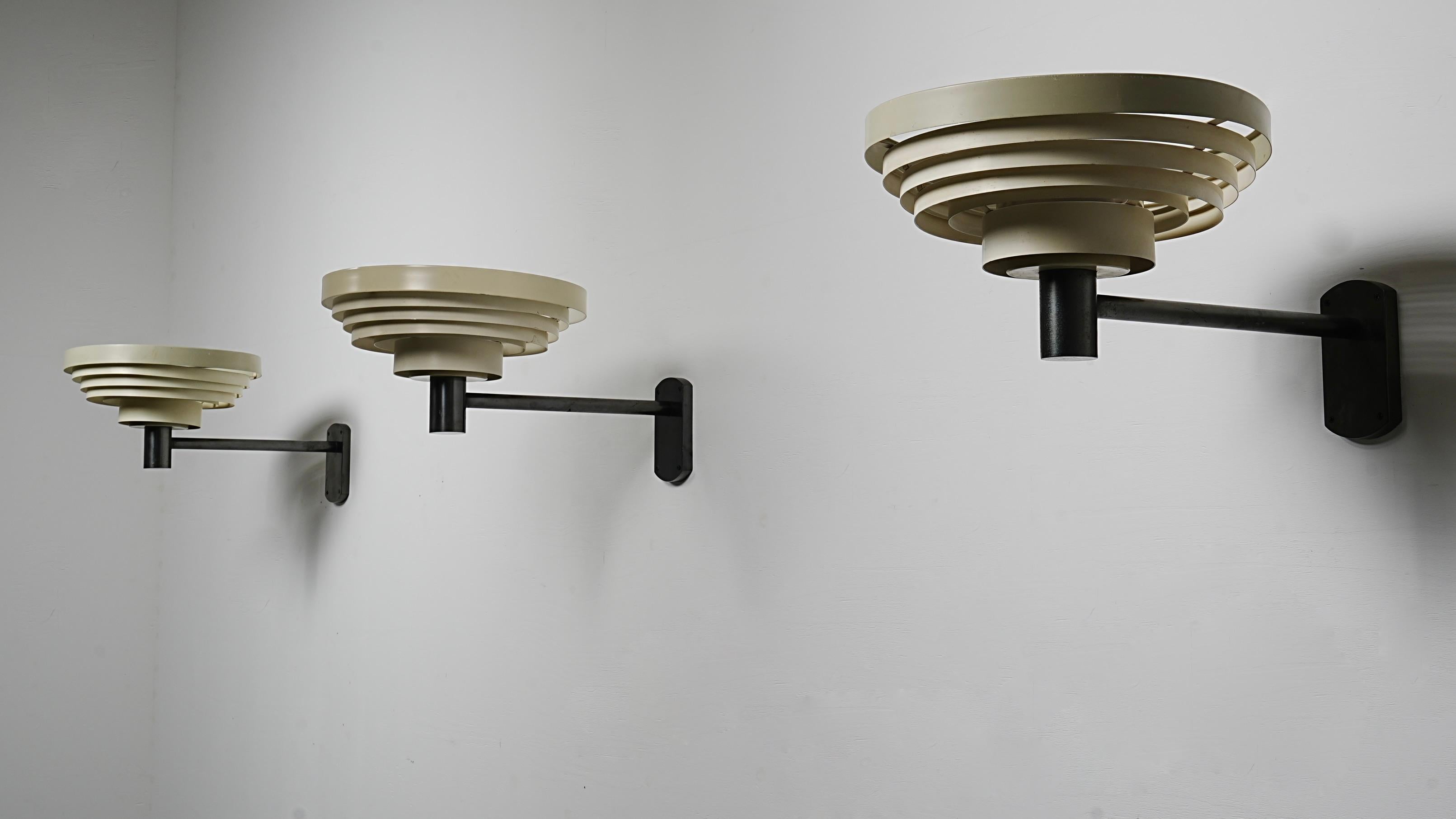 Conjunto de 3 apliques de metal y cristal, Europa, años 60

Conjunto de tres lámparas de pared, probablemente de los años 60, con un diseño que recuerda mucho a la obra del diseñador de iluminación finlandés Alvar Aalto. Las líneas suaves y
