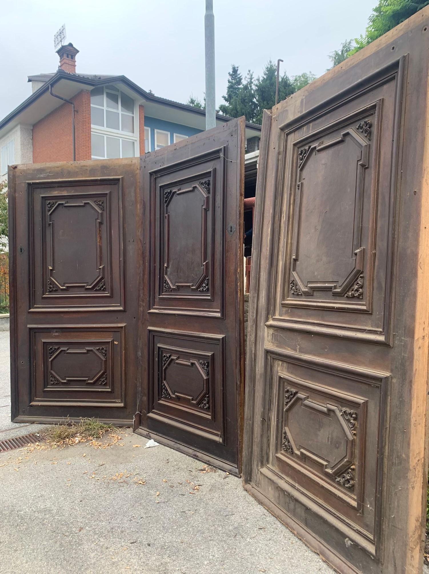 Set of 3 walnut doors, each with a single leaf with carved panels, Italy For Sale 7