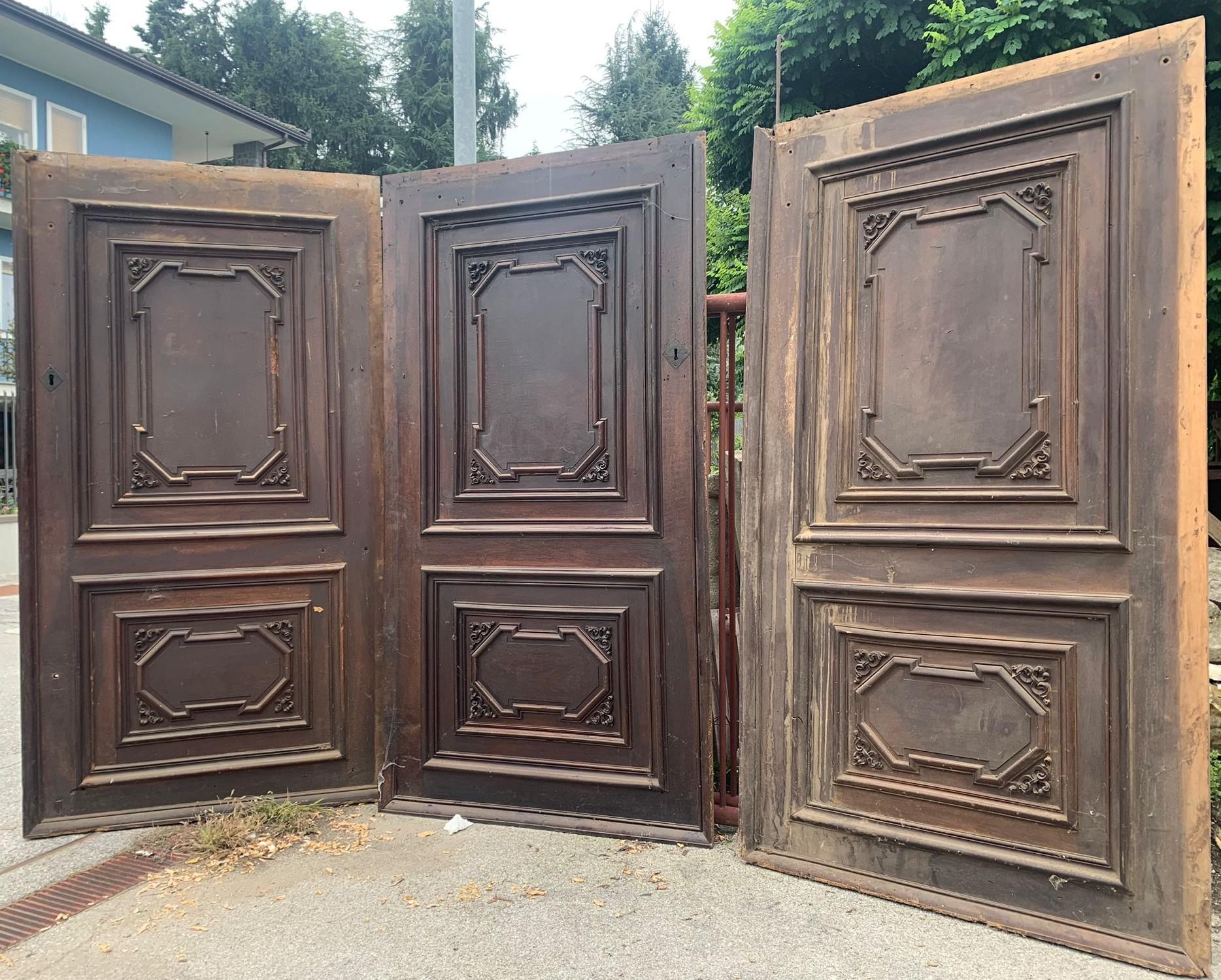 Set of 3 walnut doors, each with a single leaf with carved panels, Italy For Sale 8