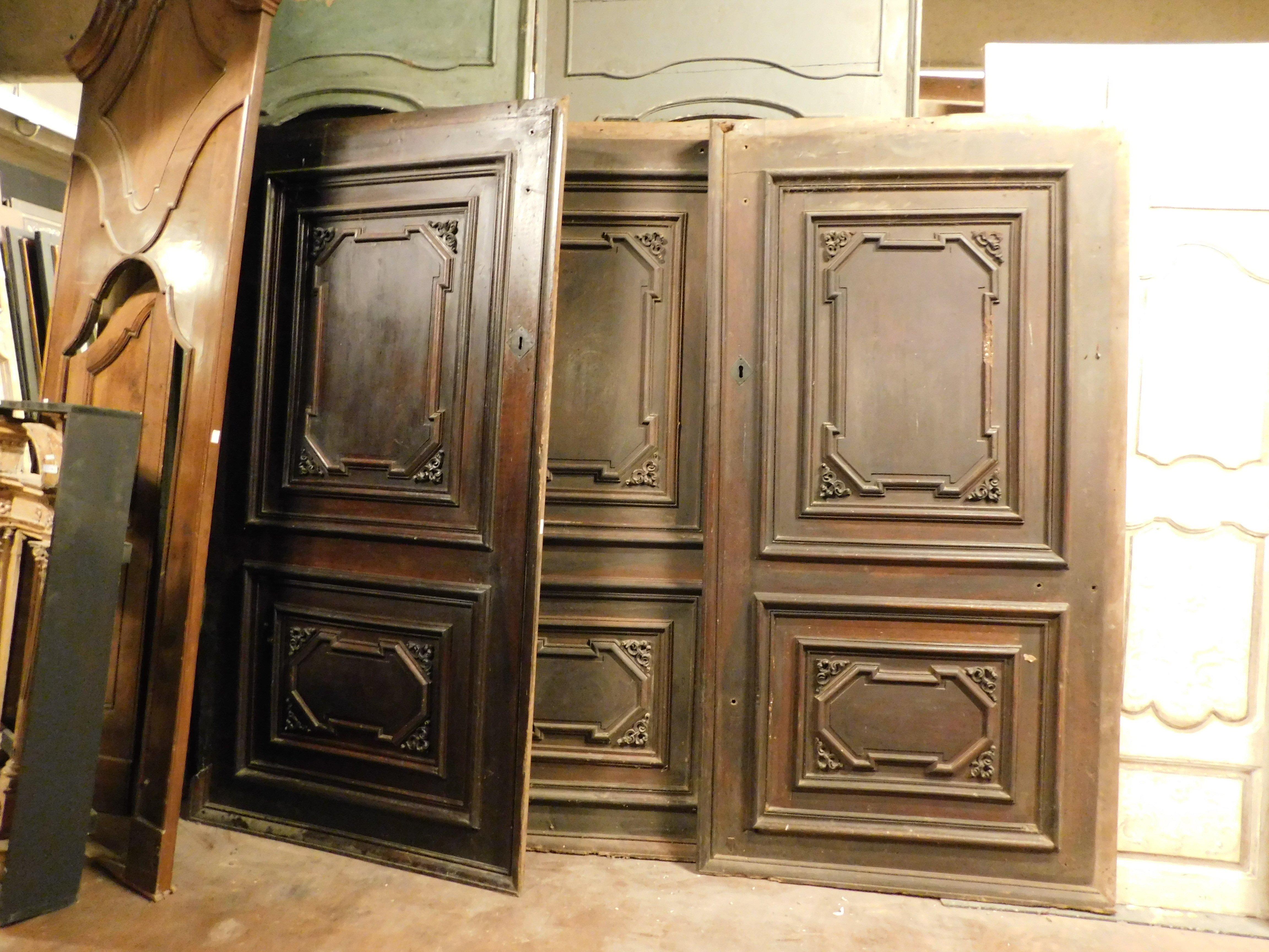 Set of 3 antique doors, built in solid walnut wood, each with a single leaf with richly carved panels, sold in sets of 3, they come from Italy, antique and original from the 18th century, Smooth back.
Also adaptable to create a beautiful boiserie in