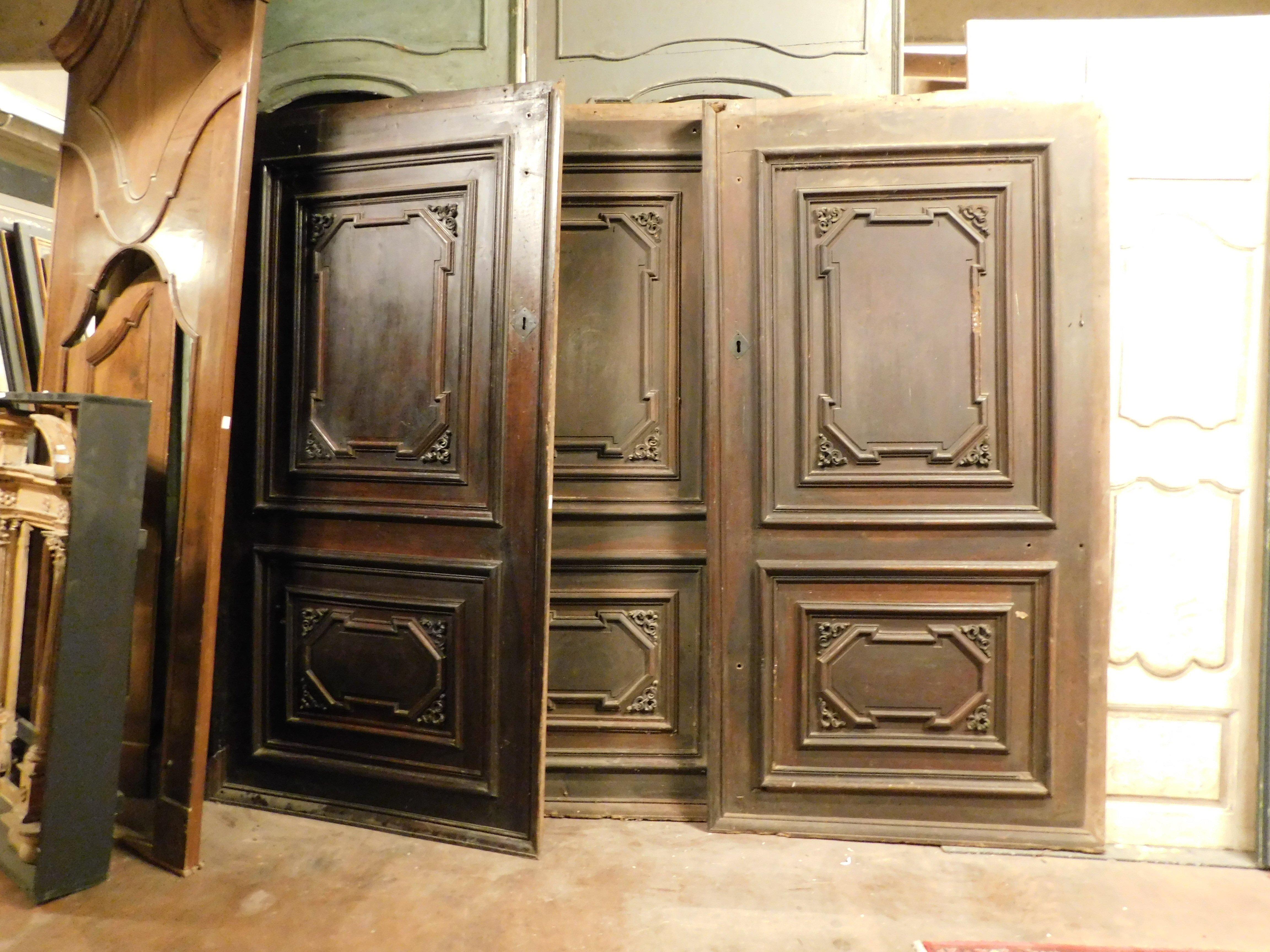 Set of 3 walnut doors, each with a single leaf with carved panels, Italy In Good Condition For Sale In Cuneo, Italy (CN)