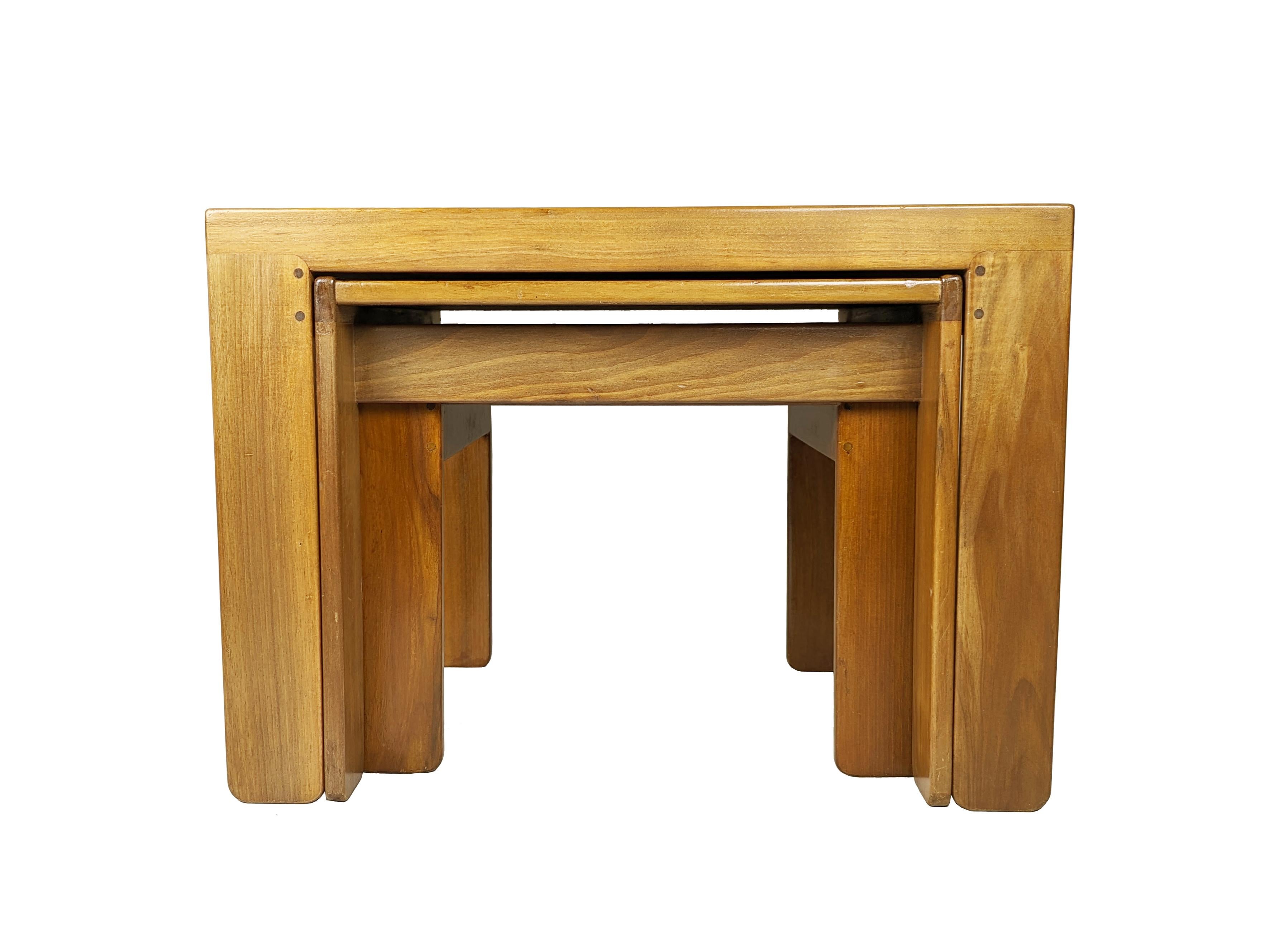 Italian Set of 3 walnut nesting low tables mod. 777 by Afra & Tobia Scarpa for Cassina For Sale